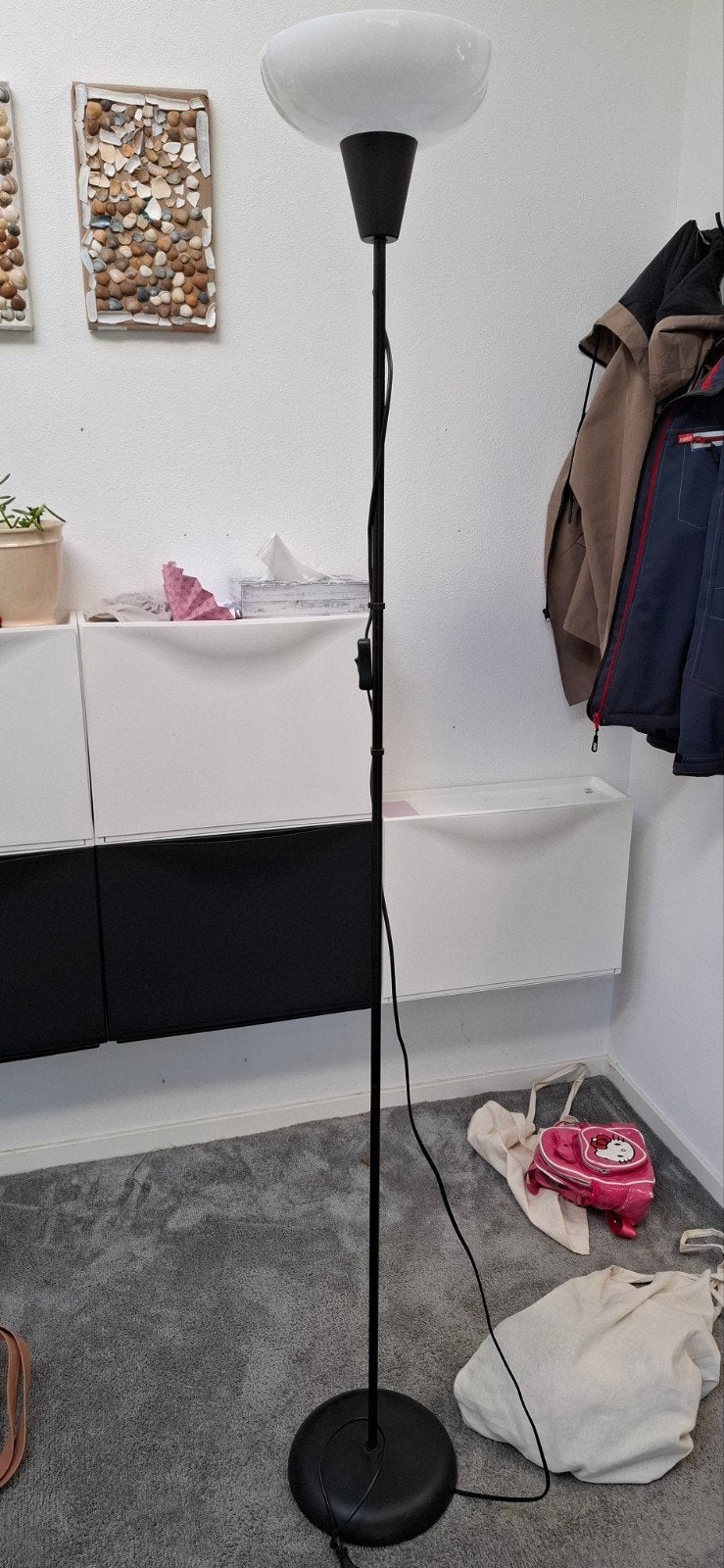 IKEA Tagarp Vloerlamp - Zwart met Witte Kap, Huis en Inrichting, Lampen | Vloerlampen, Gebruikt, Modern, Scandinavisch, Metaal