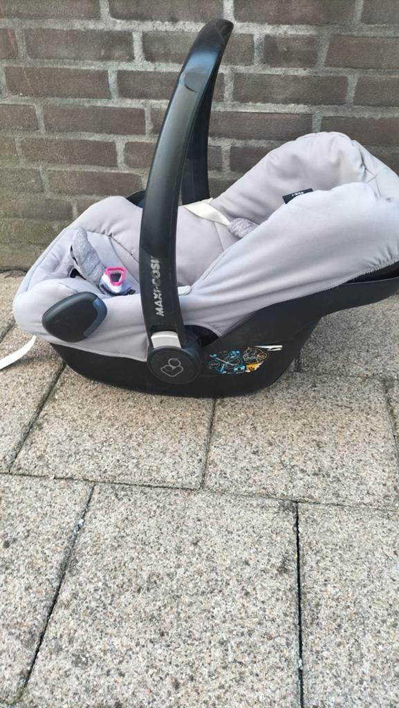 Maxi-Cosi Pebble autostoel met FamilyFix base, Ophalen, Autogordel of Isofix, Gebruikt, Zijbescherming