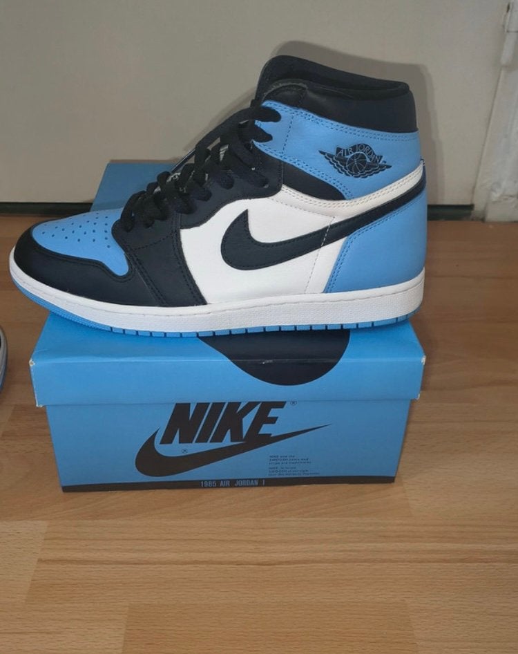 Nike Air Jordan 1 High ‘UNC Toe’ – Maat 45, Ophalen of Verzenden, Zo goed als nieuw, Blauw