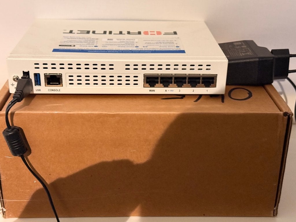 Fortinet Fortigate 40F firewall, Computers en Software, Ophalen of Verzenden, Zo goed als nieuw, Router, Fortinet
