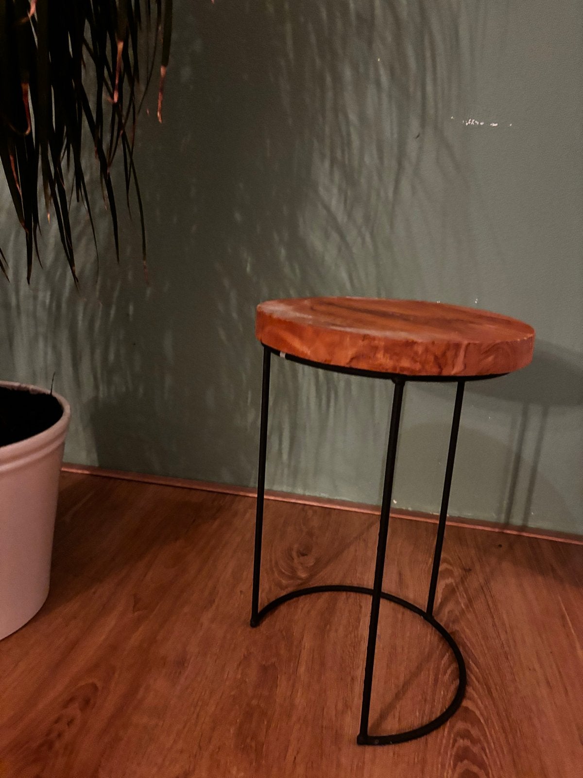 Bijzettafel rond hout met metalen onderstel, Ophalen, Gebruikt, Rond, Hout