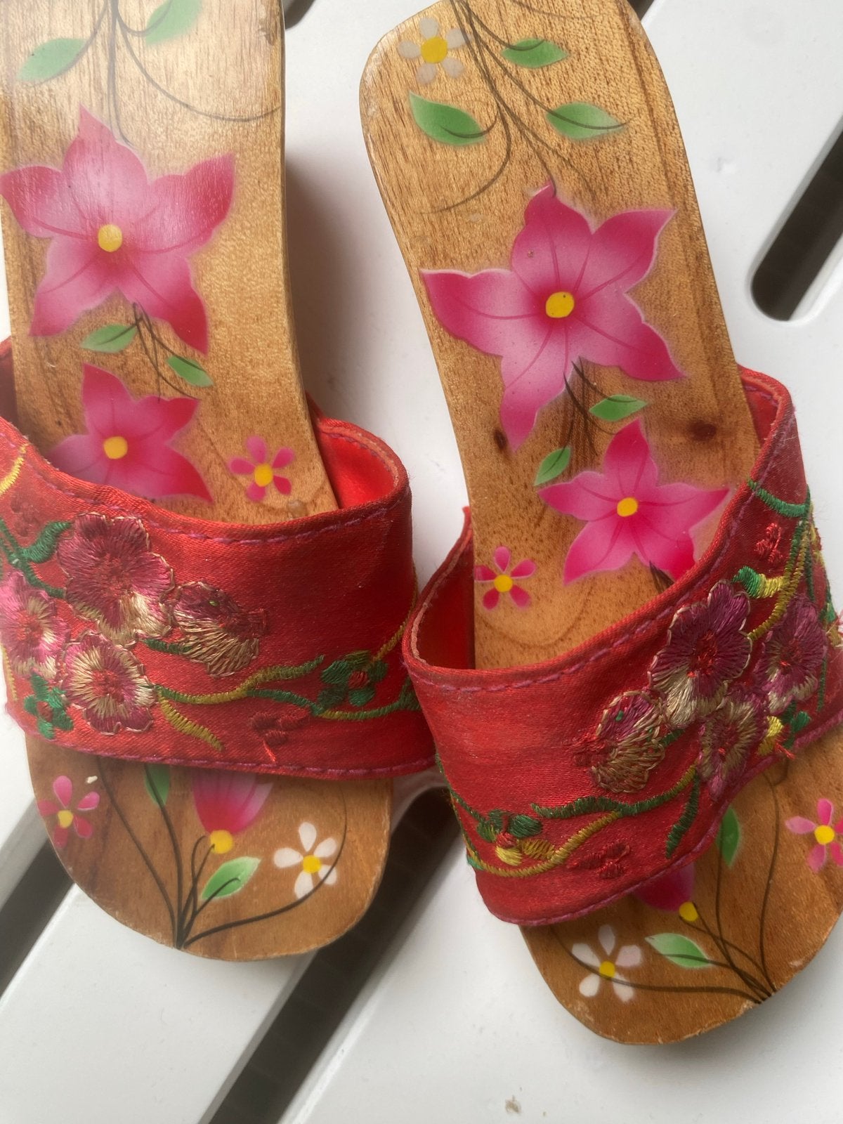 Rode houten sandalen met bloemenprint, Ophalen of Verzenden, Meisje, Schoentjes