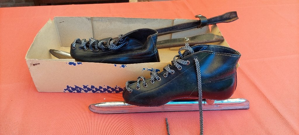 Twee paar schaatsen, dames en heren, Ophalen, Viking, Gebruikt, Noren