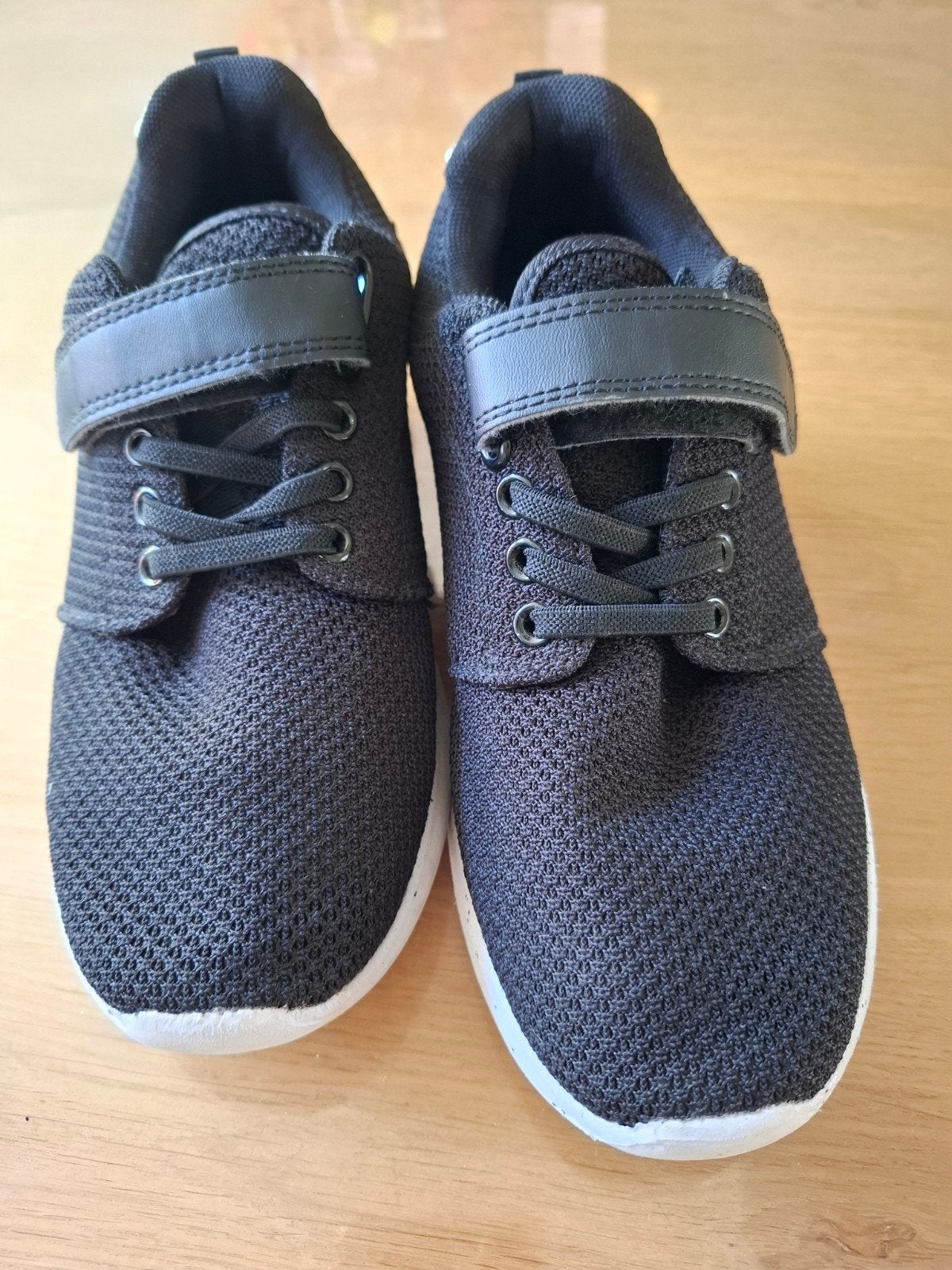 Zwarte gymschoenen met witte zool maat 36, Kinderen en Baby's, Kinderkleding | Schoenen en Sokken, Jongen of Meisje, Ophalen of Verzenden