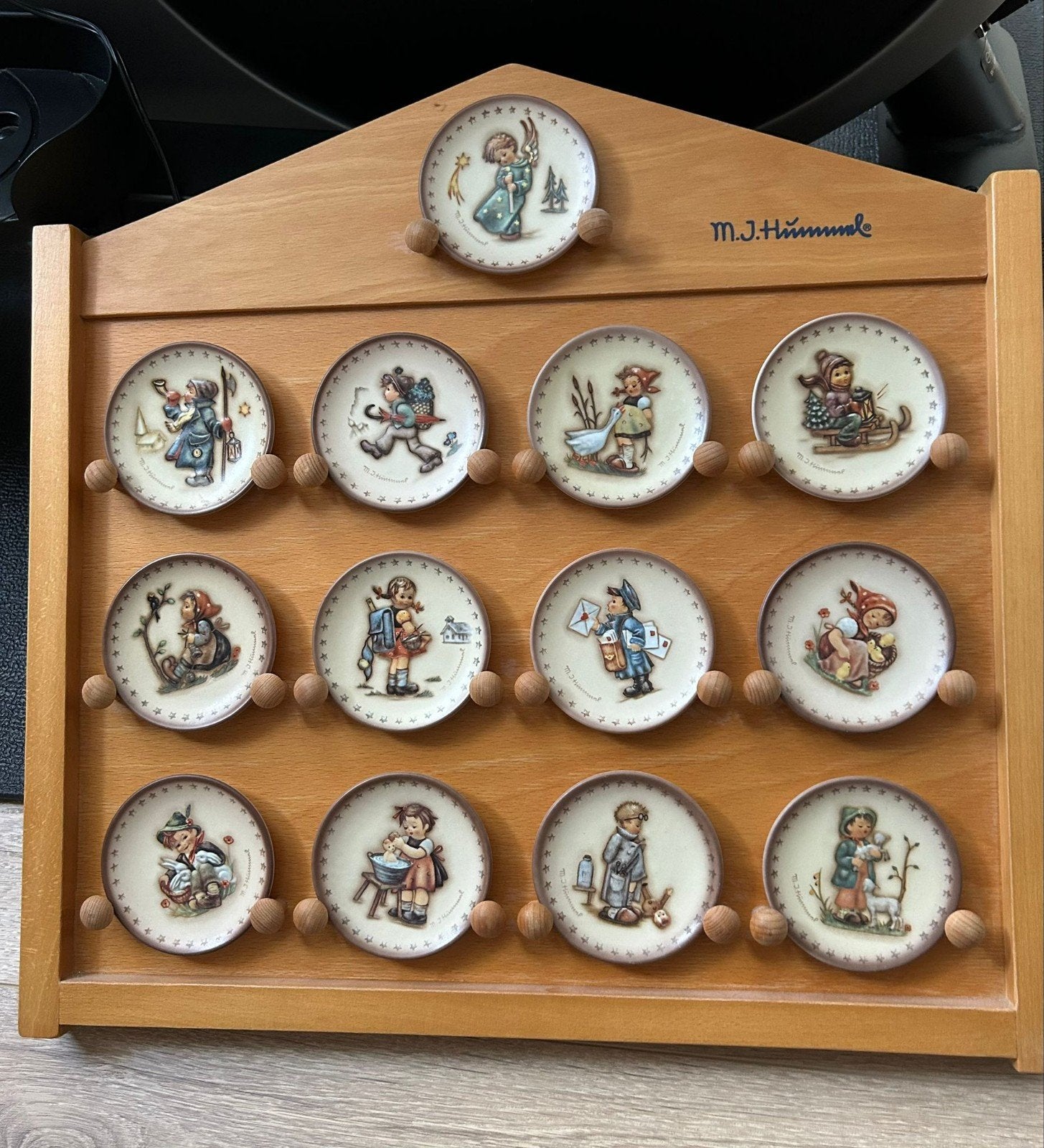 Vintage M.J. Hummel Miniatuur Borden Collectie met Rek, Ophalen