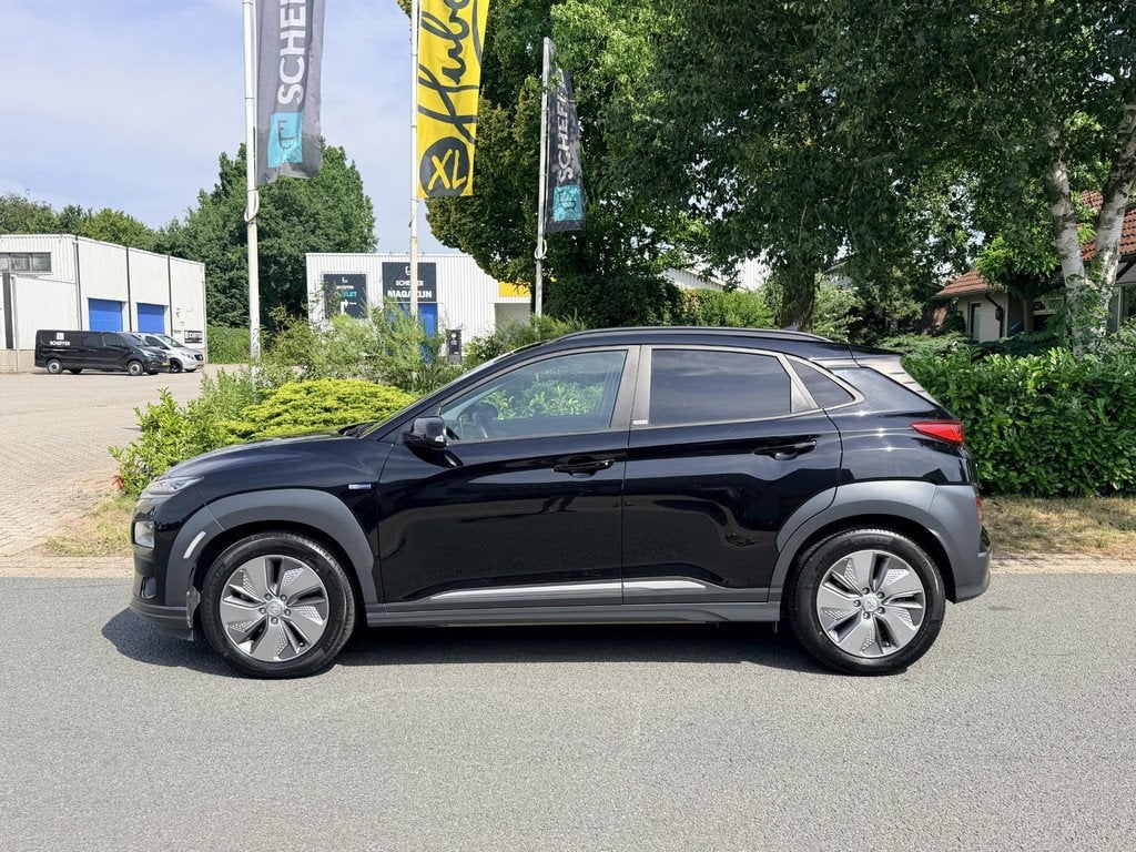 Hyundai Kona EV Premium Sky 64kWh 204PK Leder•Schuifdak, Auto's, Hyundai, Gebruikt, Lichtsensor, Zwart, Leder
