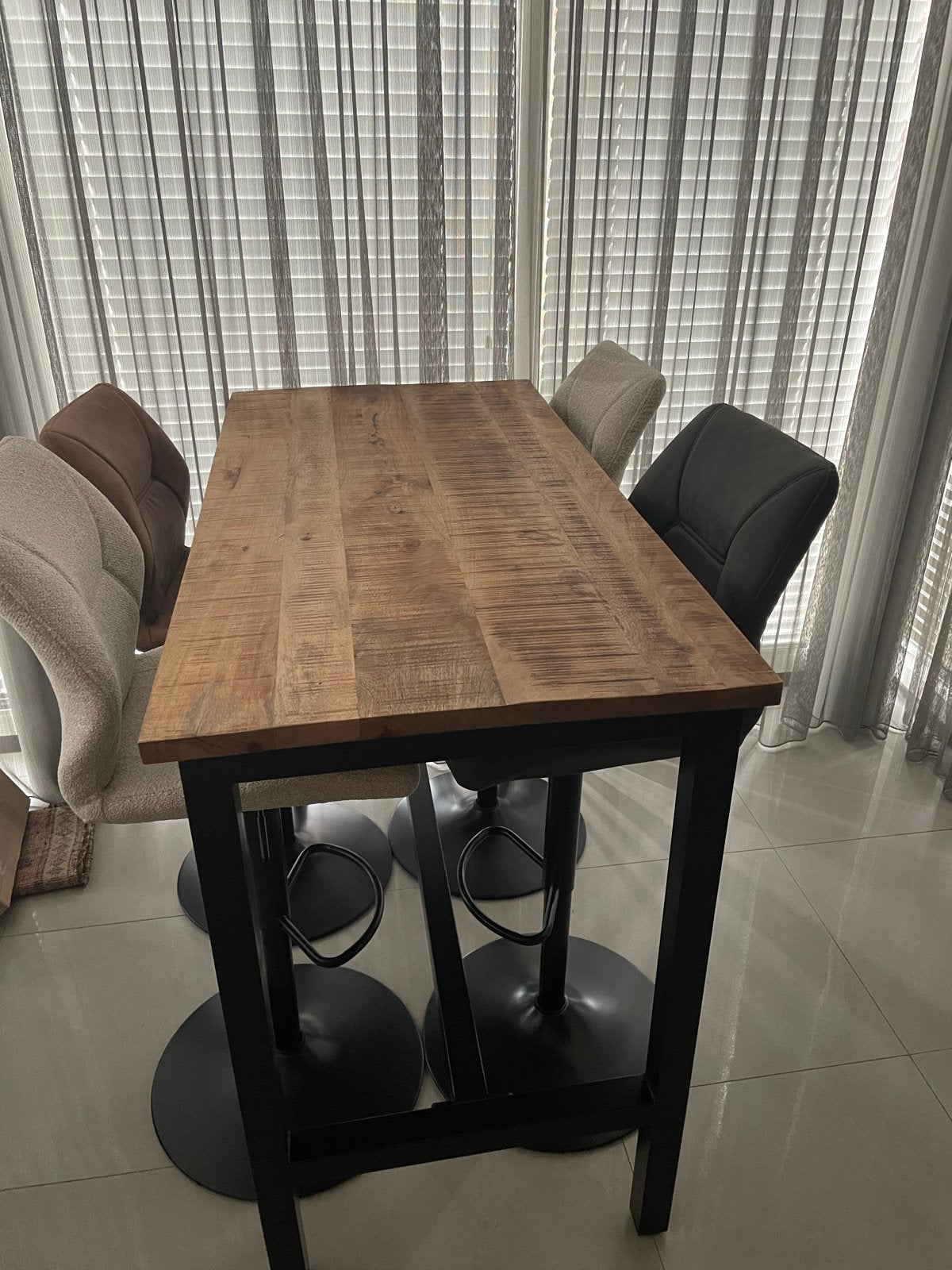Nooit gebruikte bartafel Kyan met 4 barkrukken Jesse, Ophalen, Gebruikt, In hoogte verstelbaar, 90 cm of meer