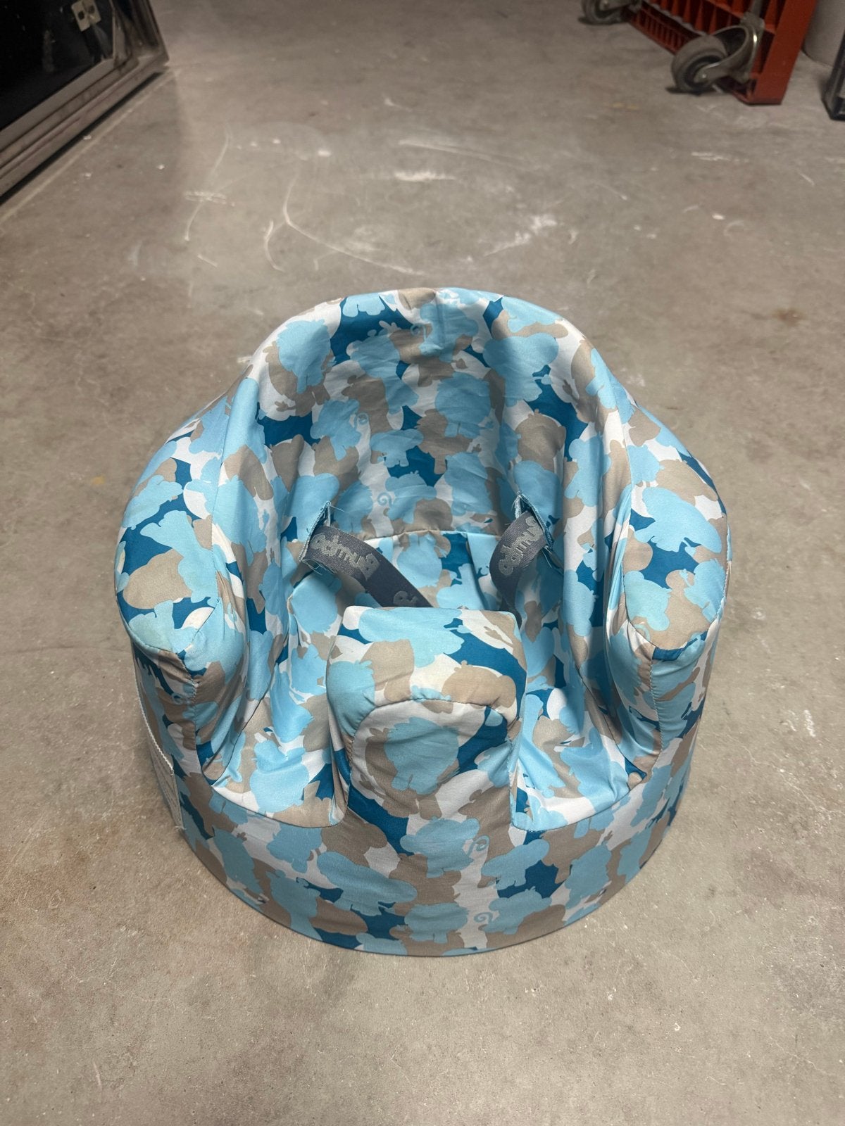 Bumbo Vloerstoeltje - Blauw Camouflage, Ophalen, Zo goed als nieuw, Overige typen, Gordel(s)