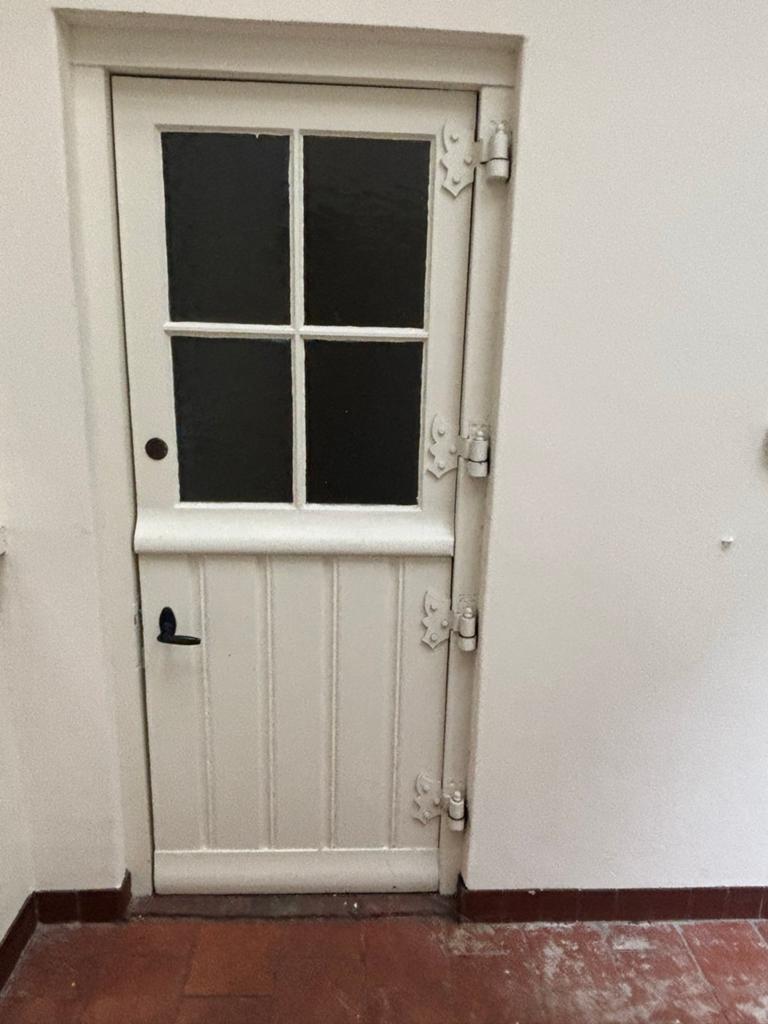 Witte staldeur met glas en smeedijzeren beslag, Ophalen, Gebruikt, 80 tot 100 cm, Buitendeur