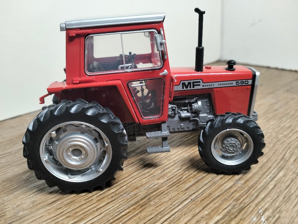 Te koop UH Massey Ferguson 590 4-WD .(A), Ophalen of Verzenden, Zo goed als nieuw, Tractor of Landbouw, Universal Hobbies
