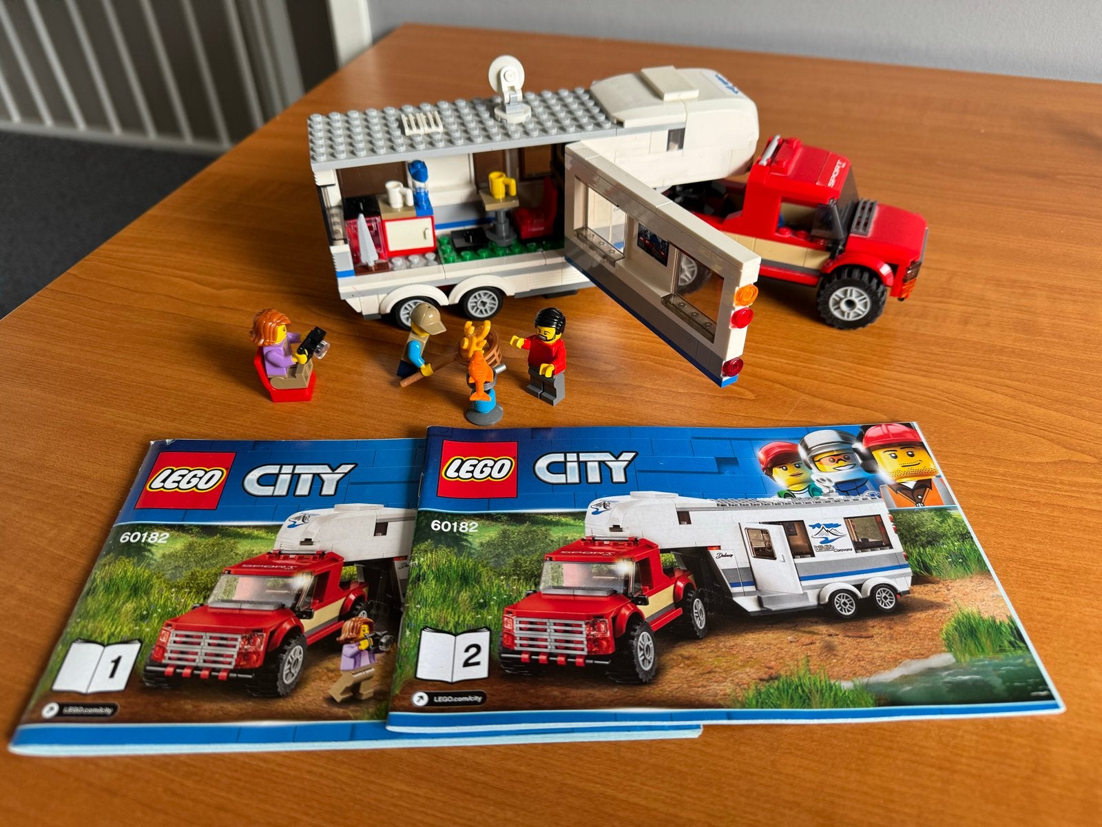 LEGO City 60182 Camper met Pick-up Truck en Figuren, Ophalen of Verzenden, Zo goed als nieuw, Overige merken