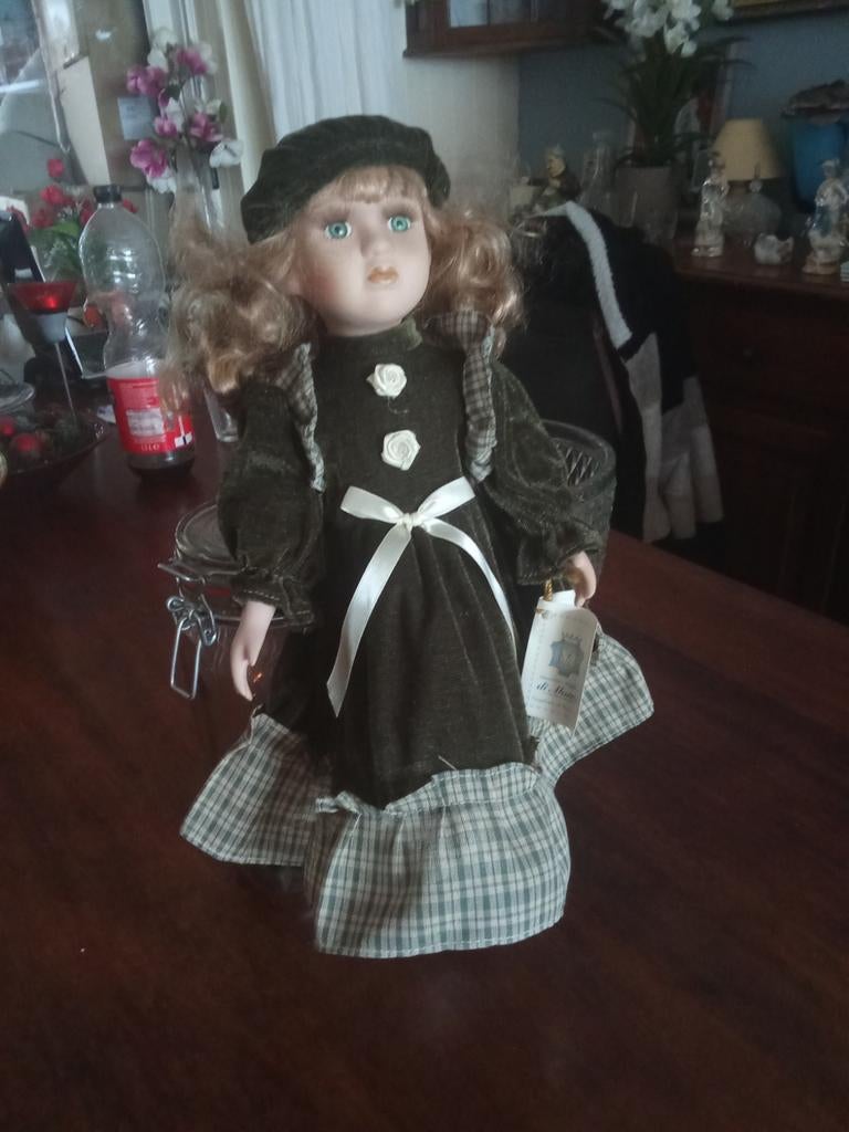 Vintage Porseleinen Pop met Groene Jurk en Baret, Verzamelen, Poppen, Ophalen of Verzenden, Zo goed als nieuw, Pop