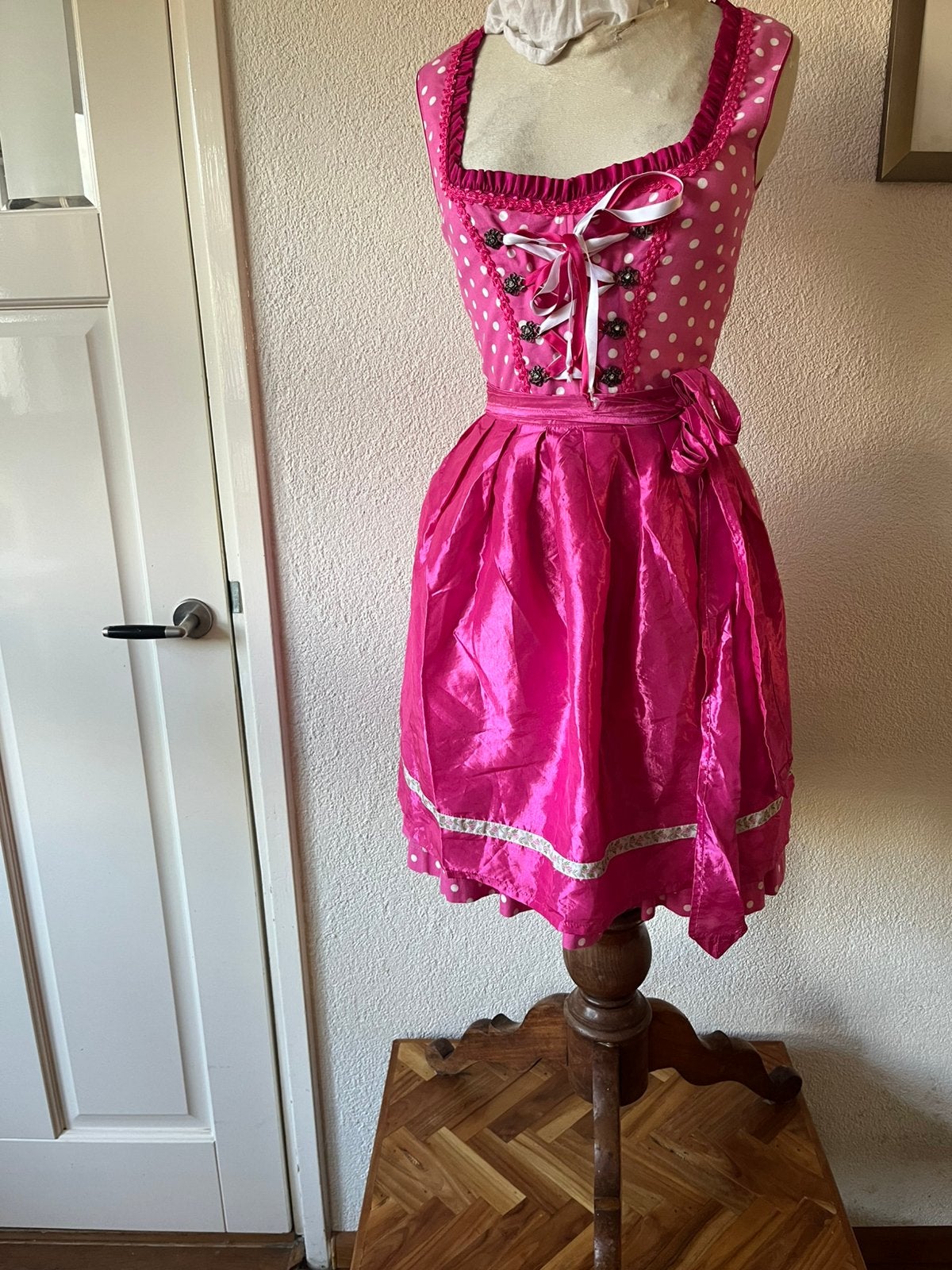 Leuke Dirndl Country Lady met schort maat 32 nr 72, Ophalen of Verzenden, Overige thema's, Kleding, Maat 34 (XS) of kleiner