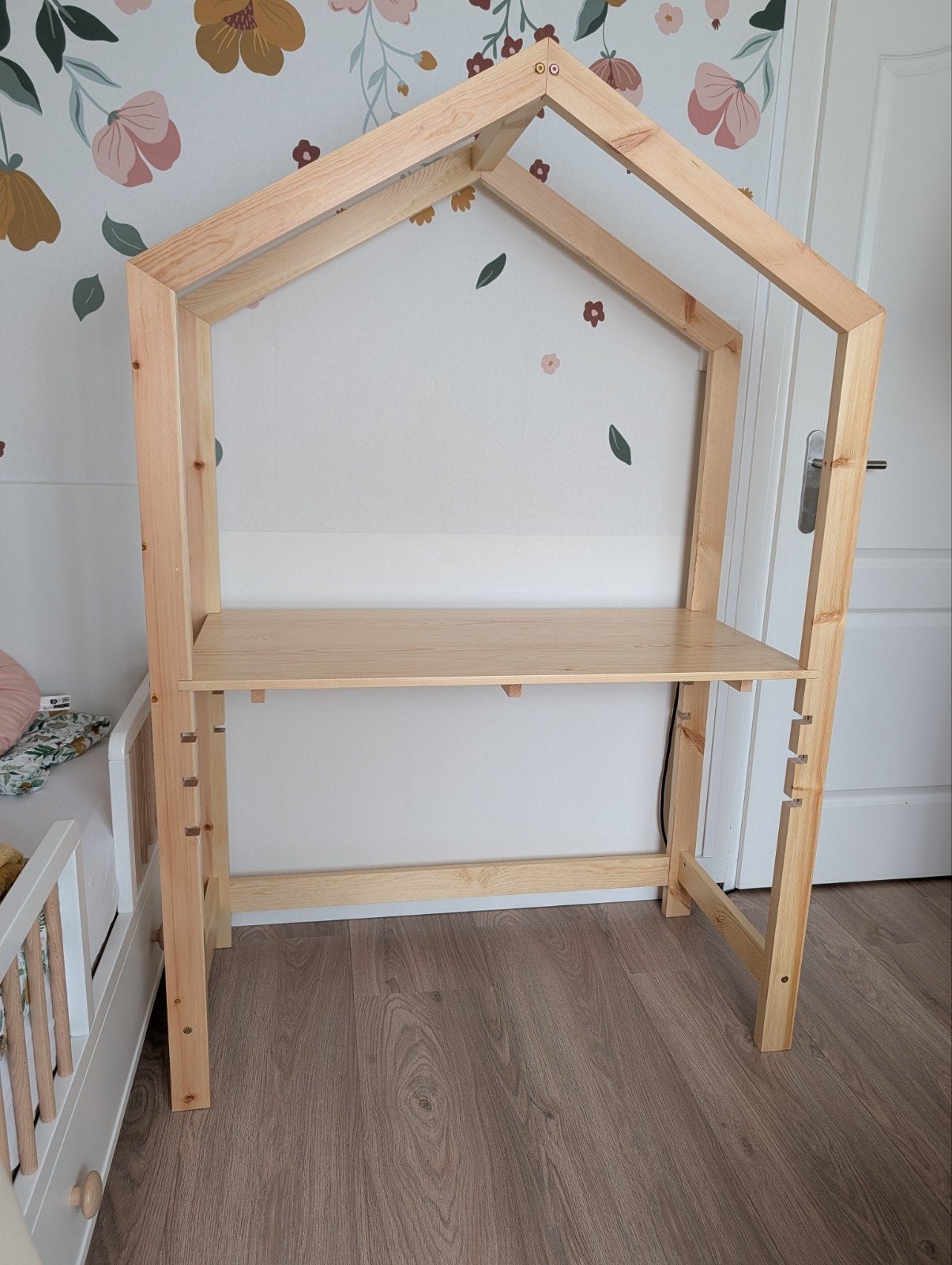 Nieuw in hoogte verstelbaar kinderbureau - Huisje design, Huis en Inrichting, Bureaus, Ophalen, Hout, Kinderbureau, 50 cm