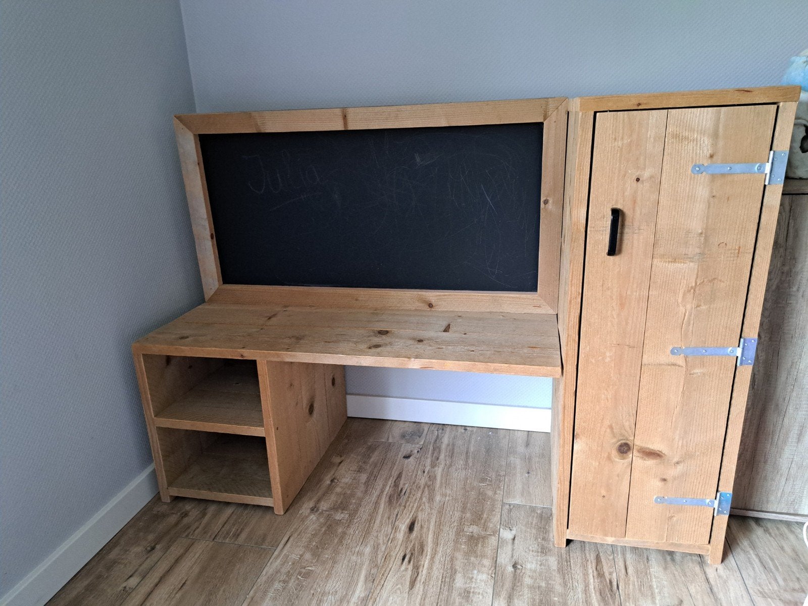 Steigerhouten bureau met opbergruimte en krijtbord, Huis en Inrichting, Ophalen, Opbergruimte, Gebruikt, Hout