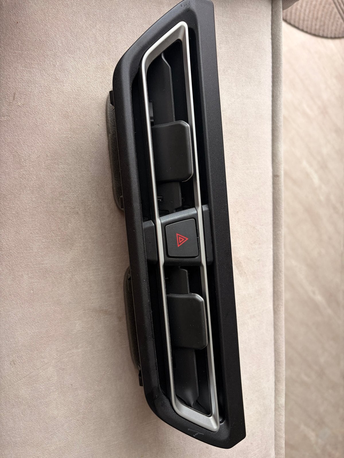 Ventilatie rooster met alarmknop tiguan vanaf 2024, Auto-onderdelen, Ophalen of Verzenden, Gebruikt, BMW