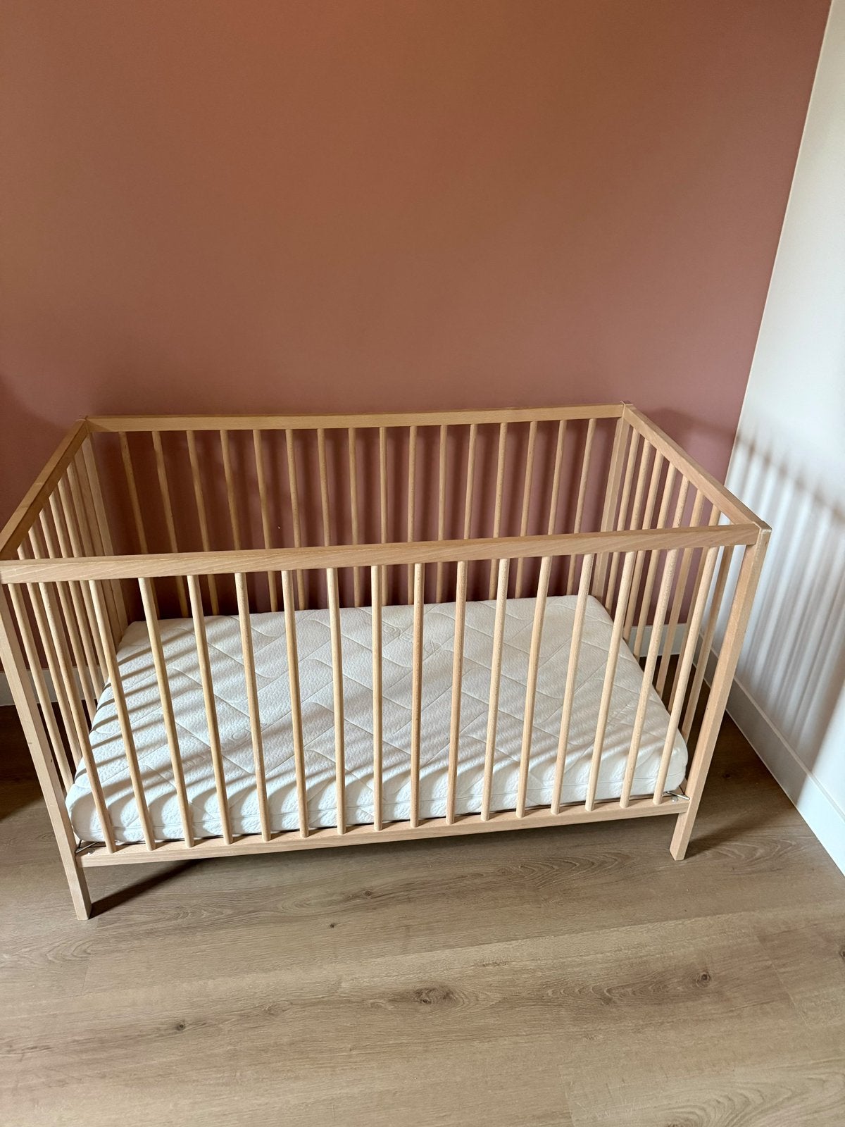 Houten ledikant met matras, Kinderen en Baby's, Ophalen, Zo goed als nieuw, Ledikant