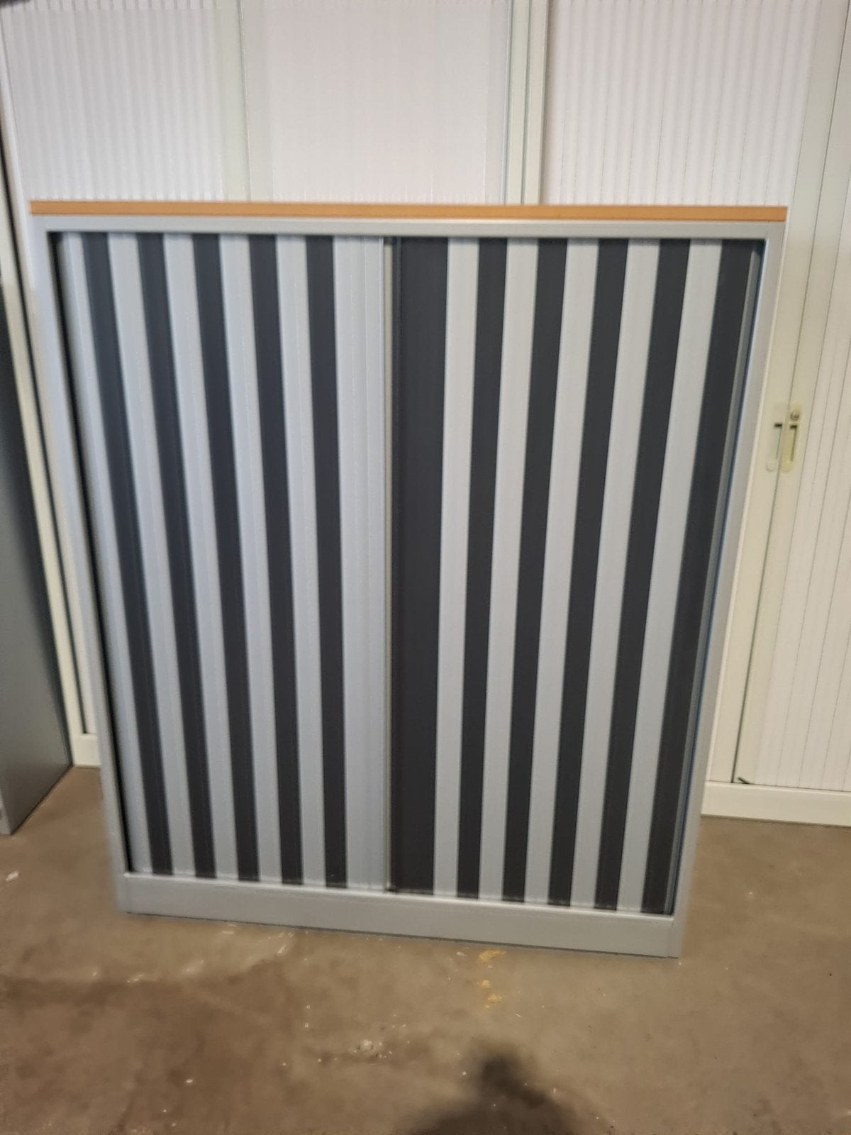 Stevige metalen Ahrend roldeurkast met 3 legborden, 145 hoog, Ophalen, Gebruikt, 100 tot 150 cm, 100 tot 150 cm