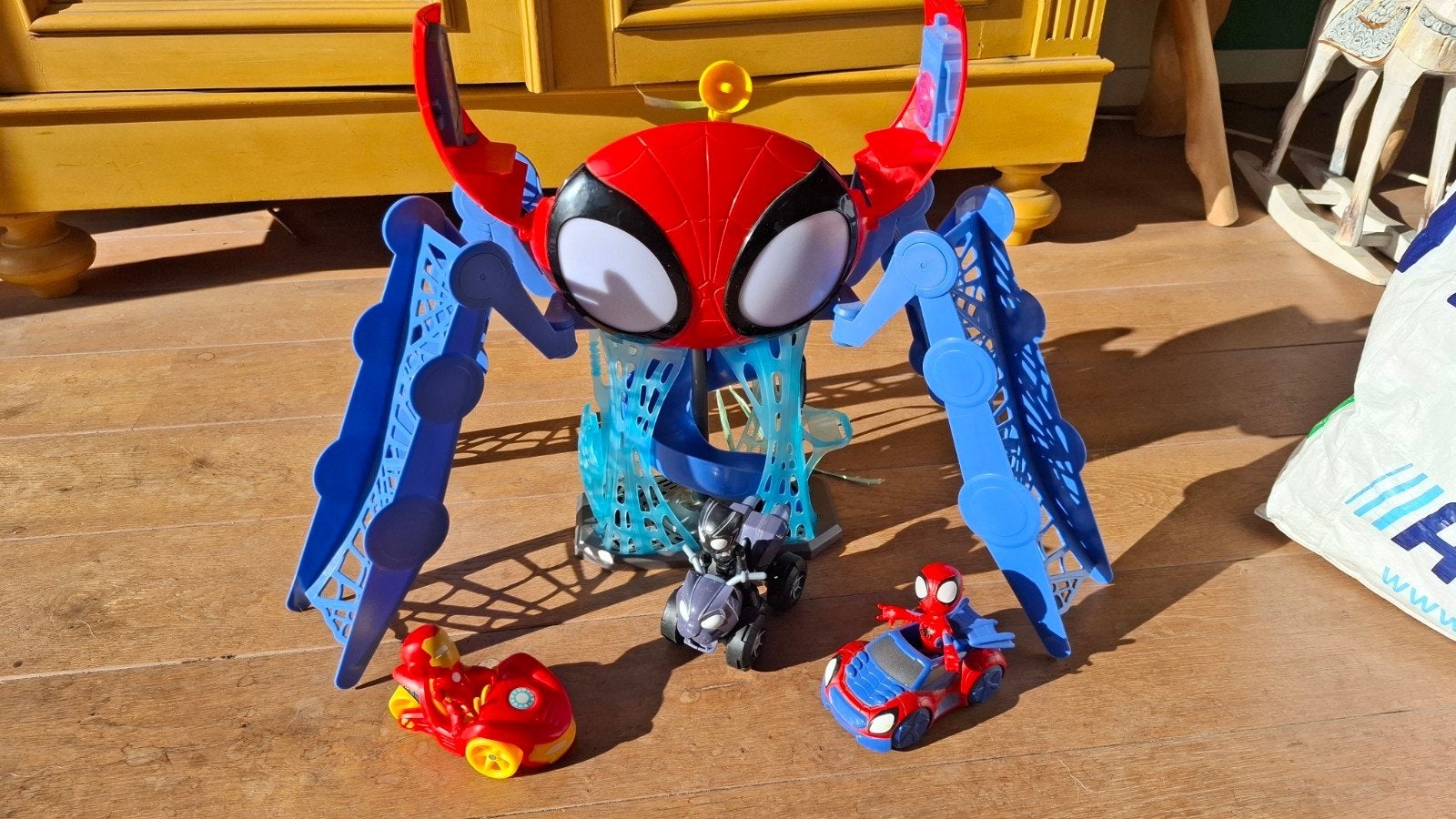 Spiderman hoofdkwartier met Spidey, vriendjes en 3 voertuige, Ophalen, Gebruikt