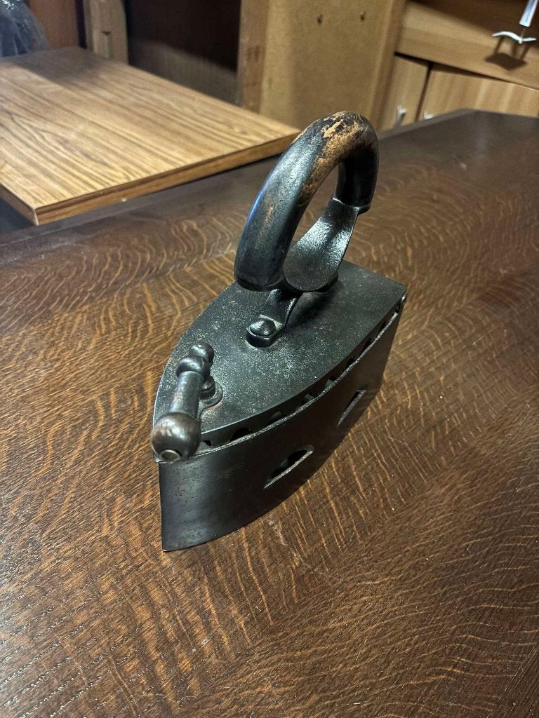 Antiek gietijzeren kolenstrijkijzer met beugelgreep, Antiek en Kunst, Ophalen of Verzenden