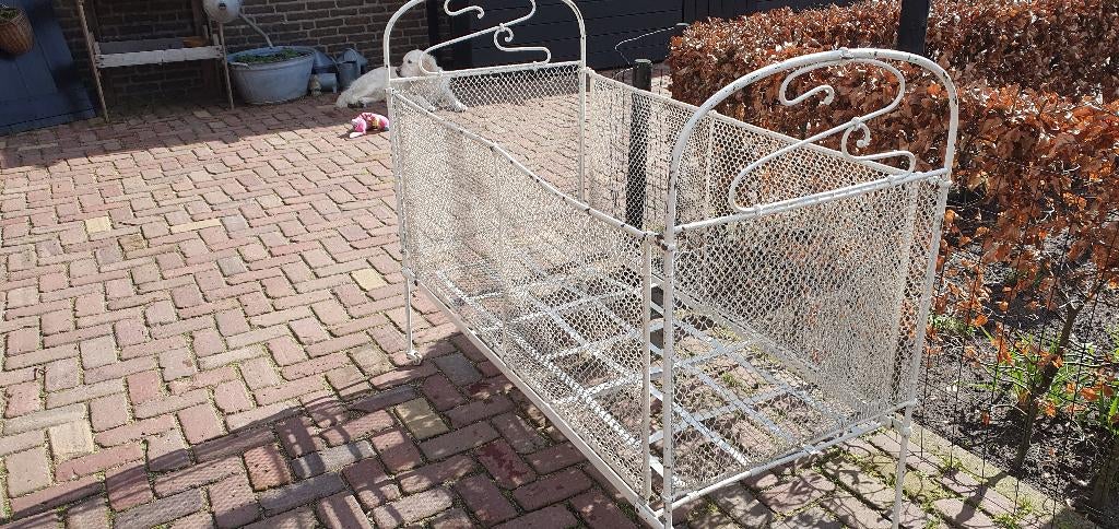 Brocante bedje met gaas, Ophalen
