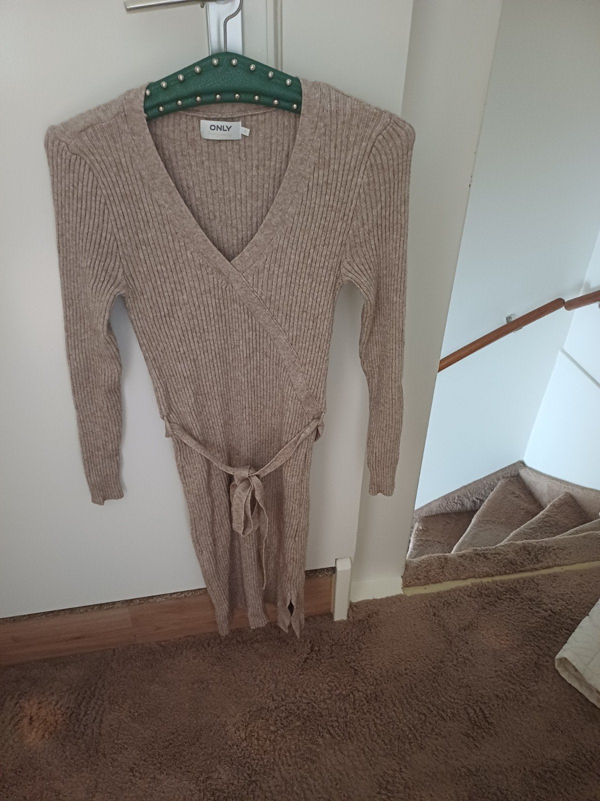 ONLY gebreide jurk met zijsplit - Maat XS - Taupe, Beige, Ophalen of Verzenden, ONLY, Maat 34 (XS) of kleiner