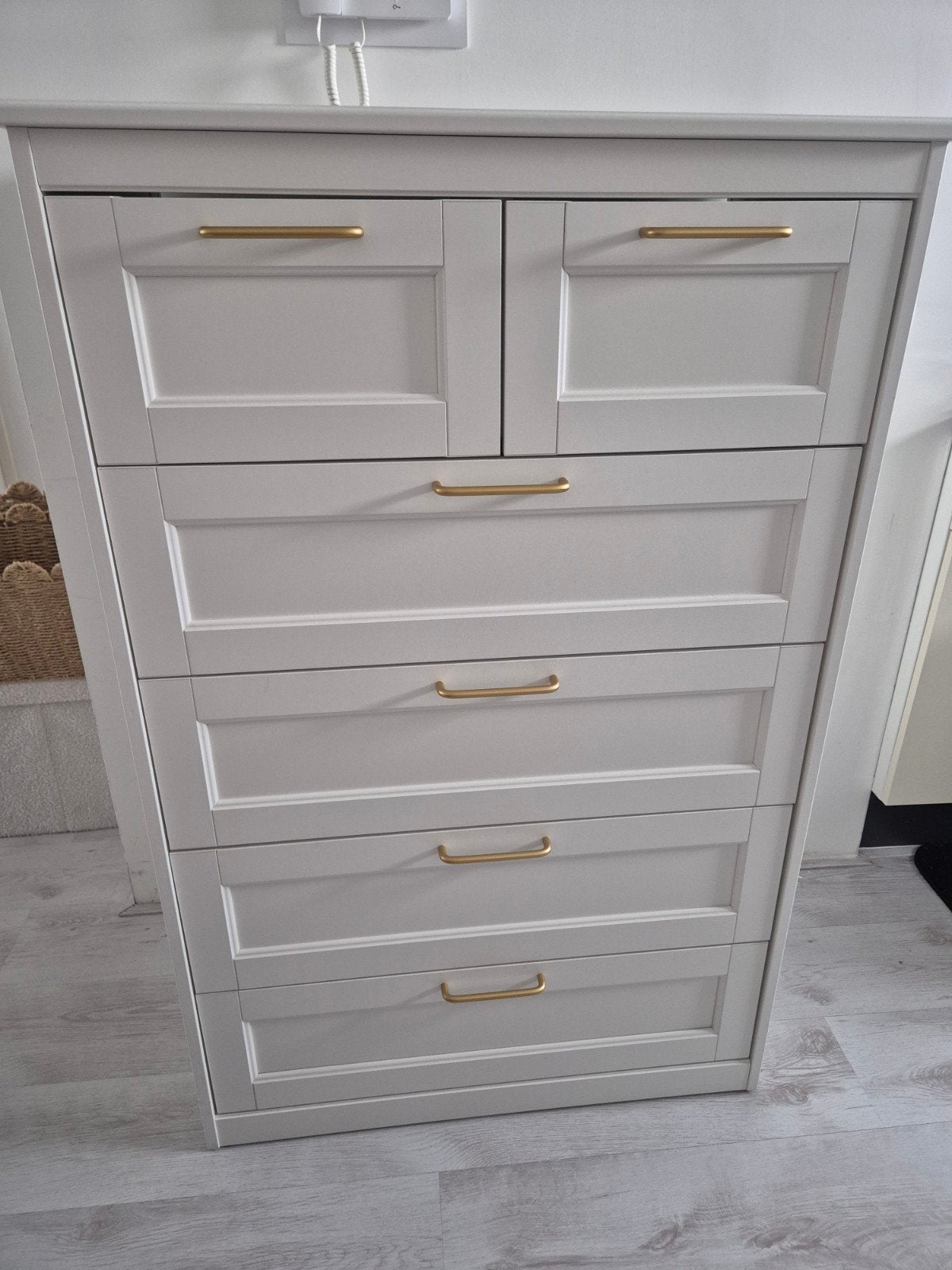 Witte ladekast met goudkleurige handgrepen, 5 laden of meer, 100 tot 150 cm, Zo goed als nieuw, Modern