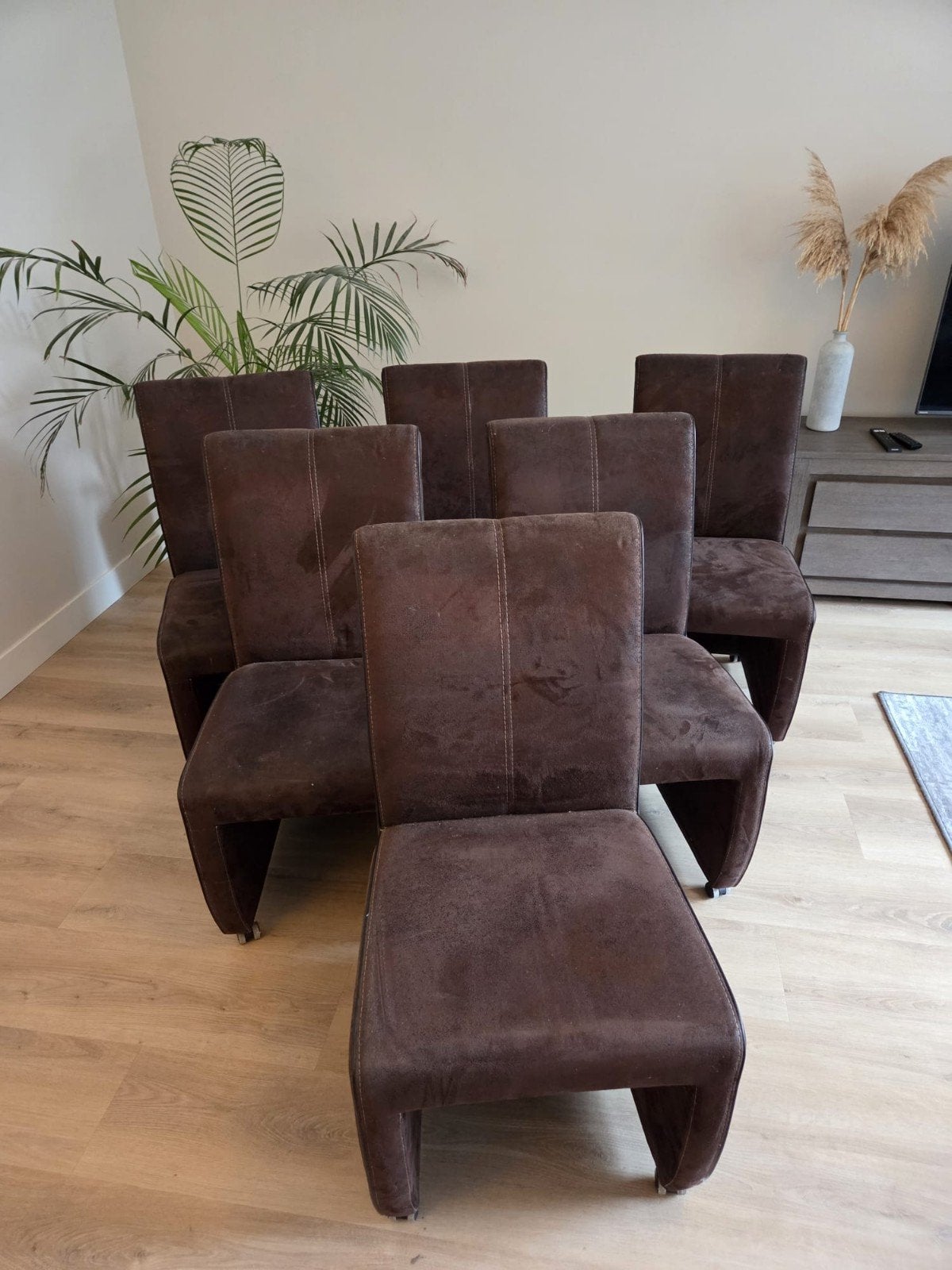 6 Bruine eetkamerstoelen op wieltjes - Zeer goede staat, Huis en Inrichting, Stoelen, Ophalen, Bruin, Zo goed als nieuw, Stof