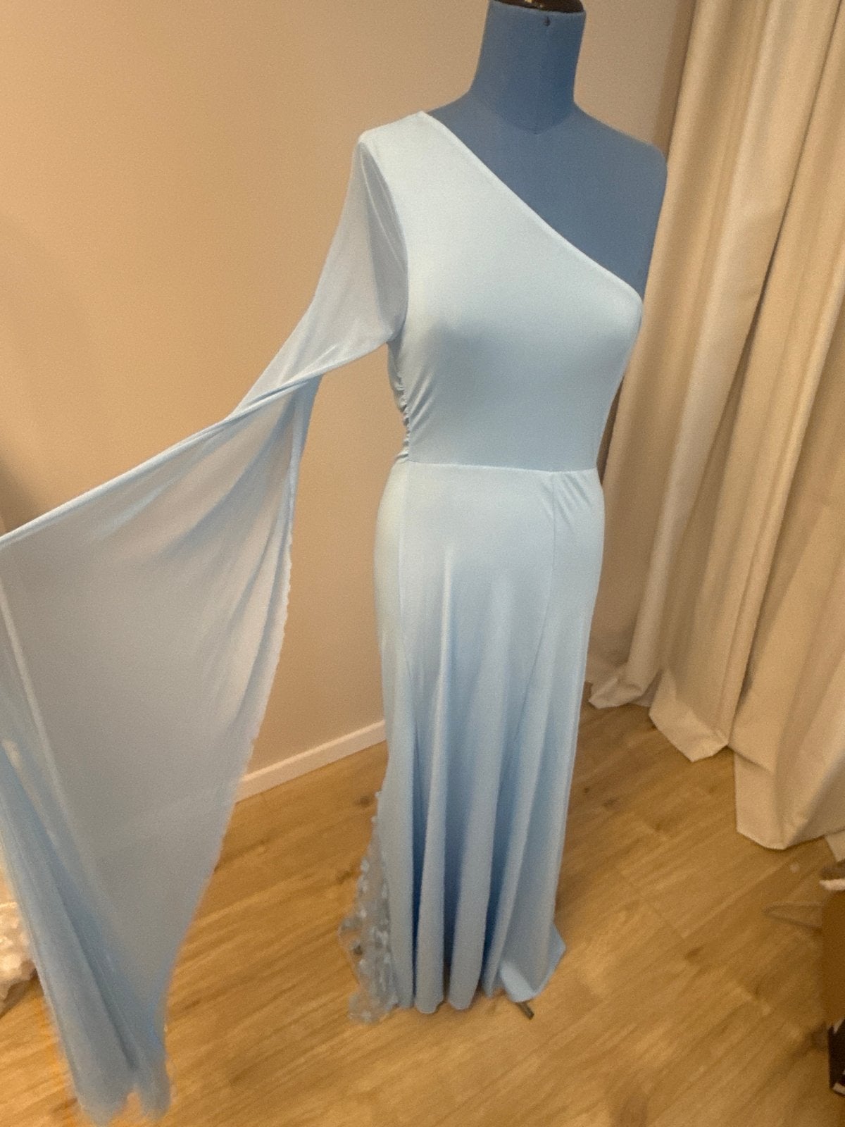 Elegante lichtblauwe avondjurk met één mouw, Blauw, Zo goed als nieuw, Onder de knie, Ophalen