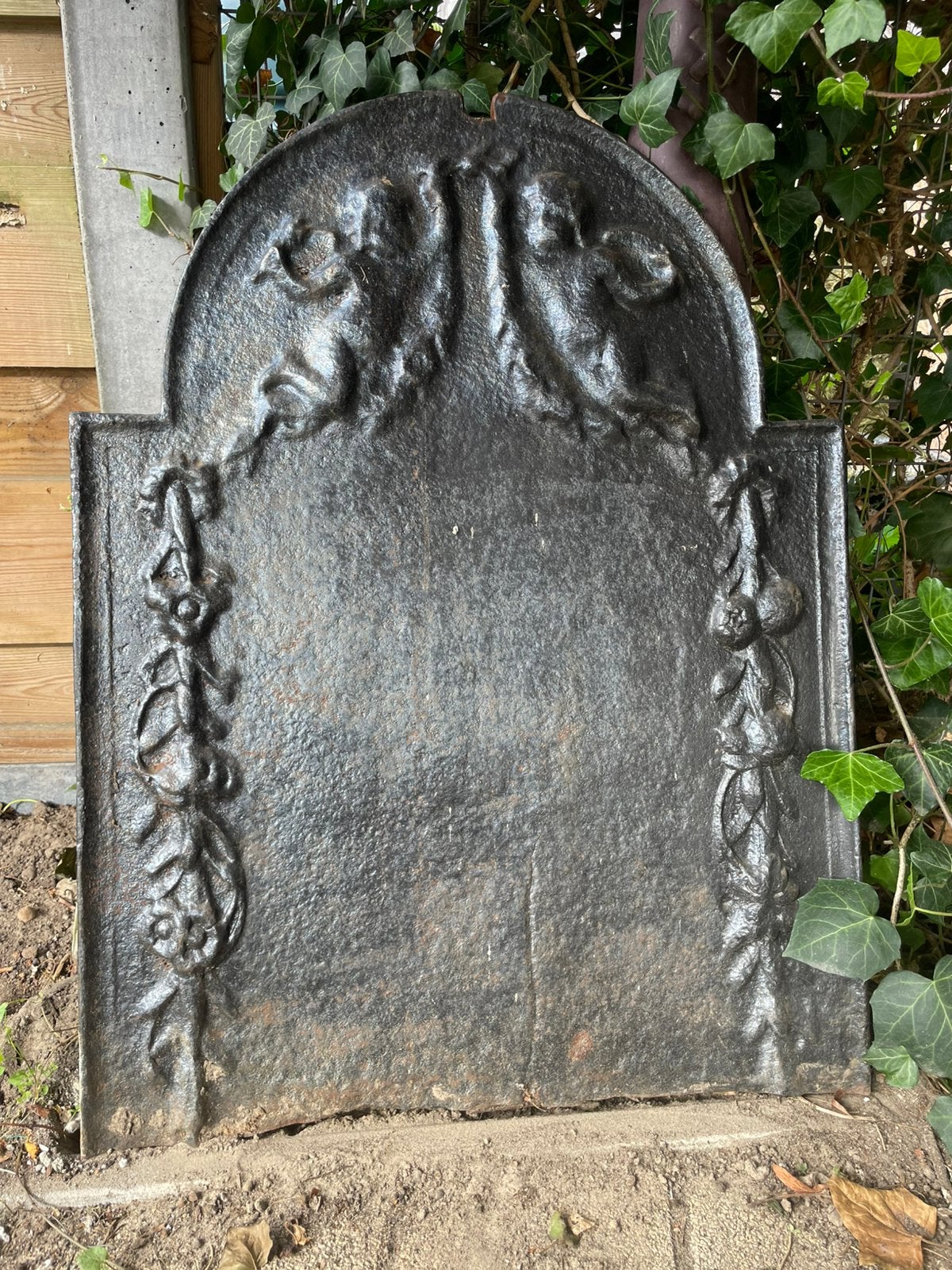 Gietijzerenhaardplaat met engeltjes. Zwart, Ophalen, Gebruikt, Gietijzer