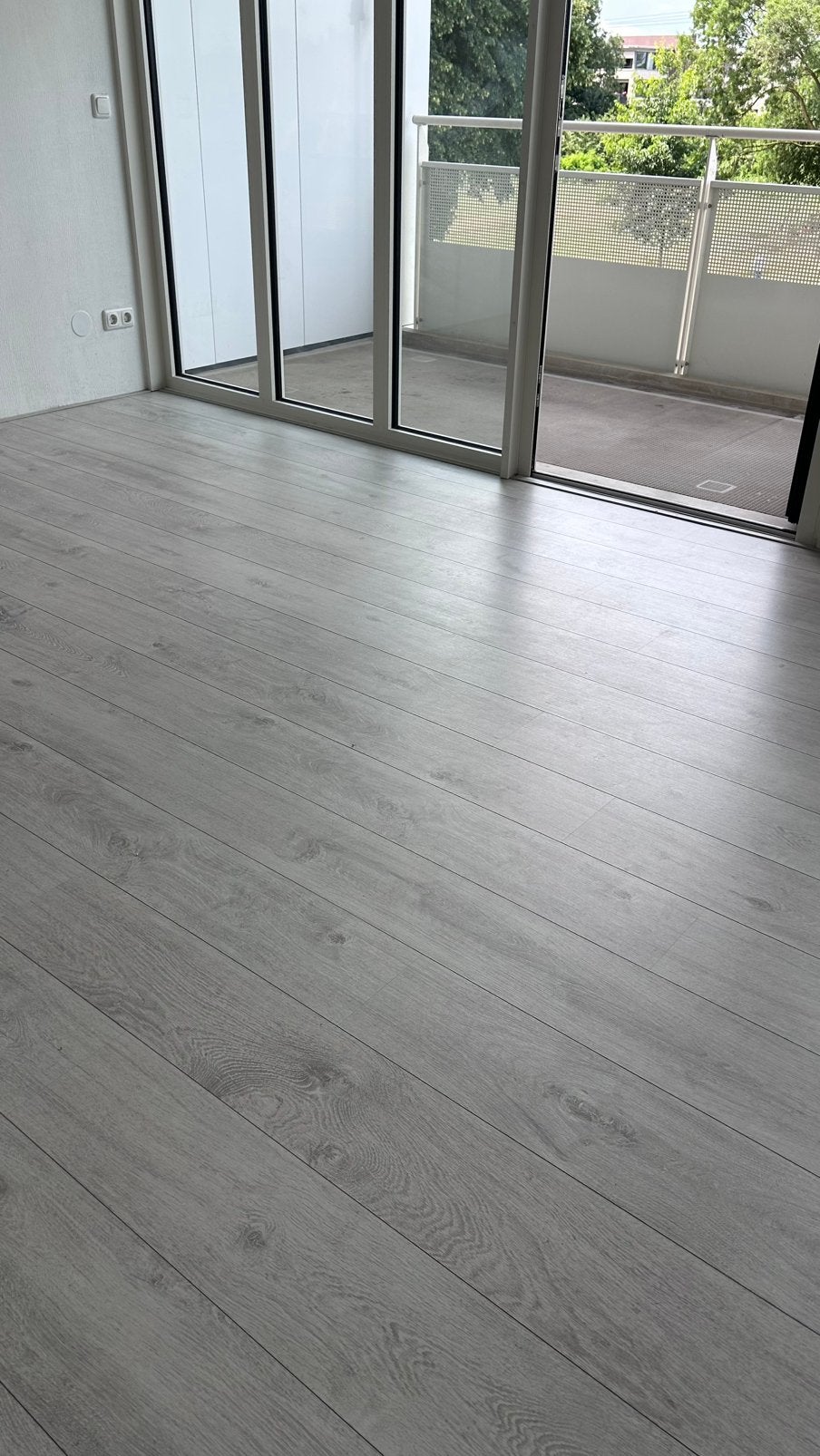 Gratis ophalen: Laminaatvloer grijs, Ophalen, 30 cm of meer, Zo goed als nieuw, 10 m² of meer