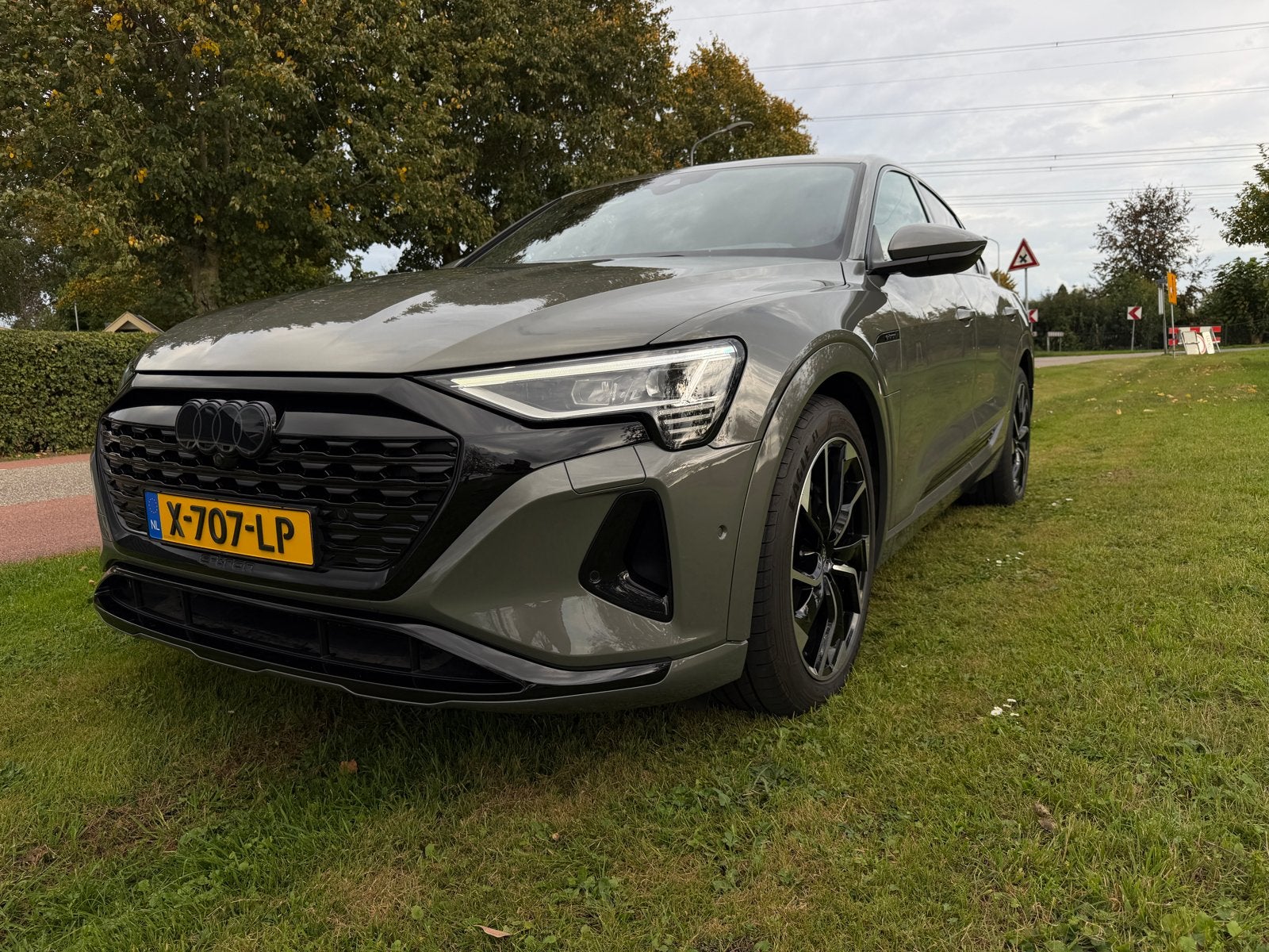 Audi Q8 e-tron 50 Quattro 95kWh 340pk 2024 Grijs, Auto's, Automaat, 131 €/maand, 1800 kg, 95 kWh