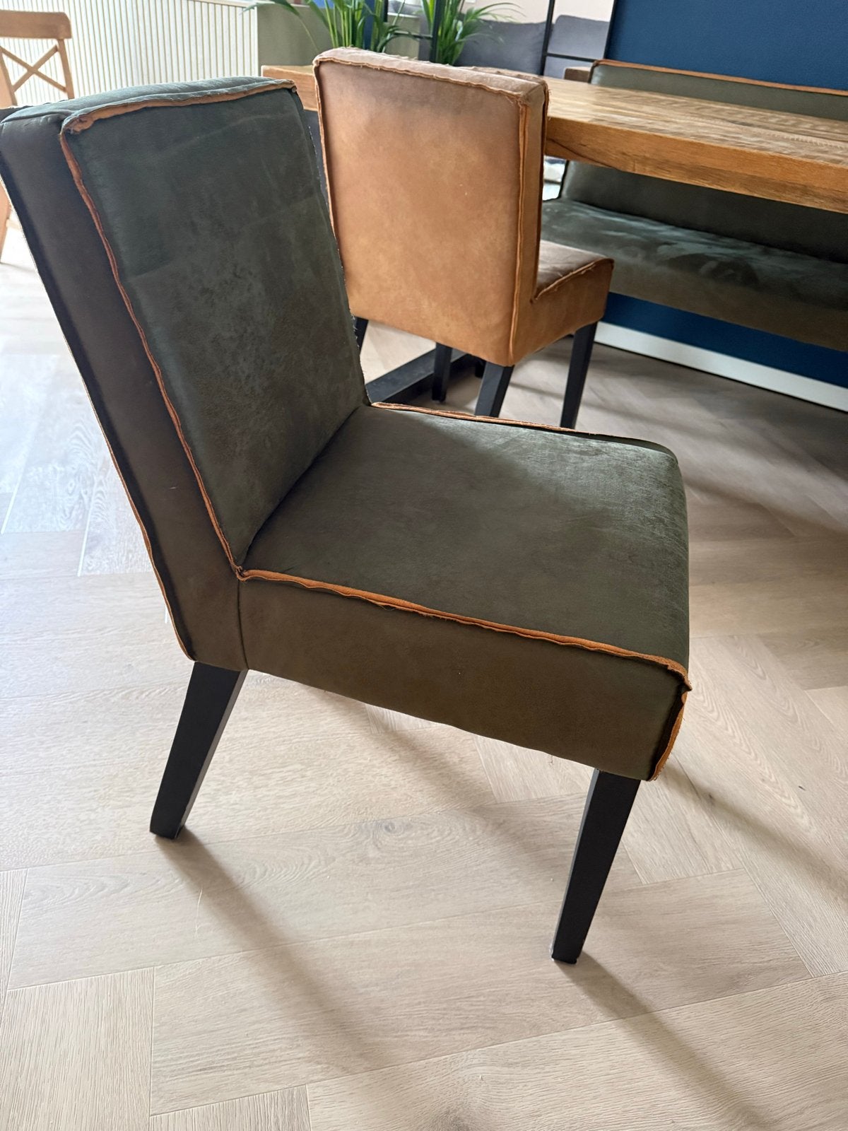 Foto 8 van Eettafel met bank en stoelen - Be Pure