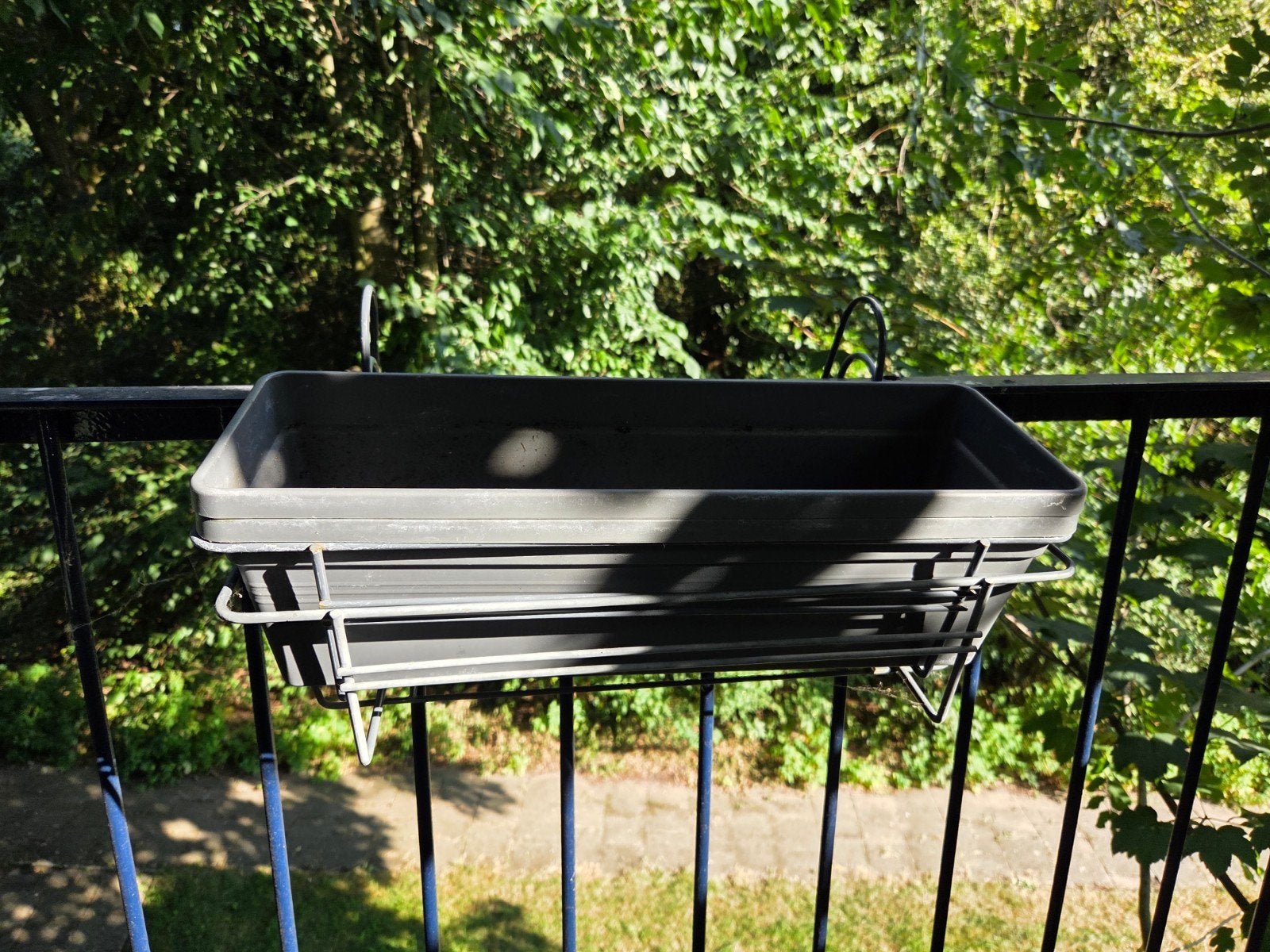4x Bloembakken met houders voor balkon of tuin, Ophalen, Kunststof, Gebruikt, Minder dan 30 cm