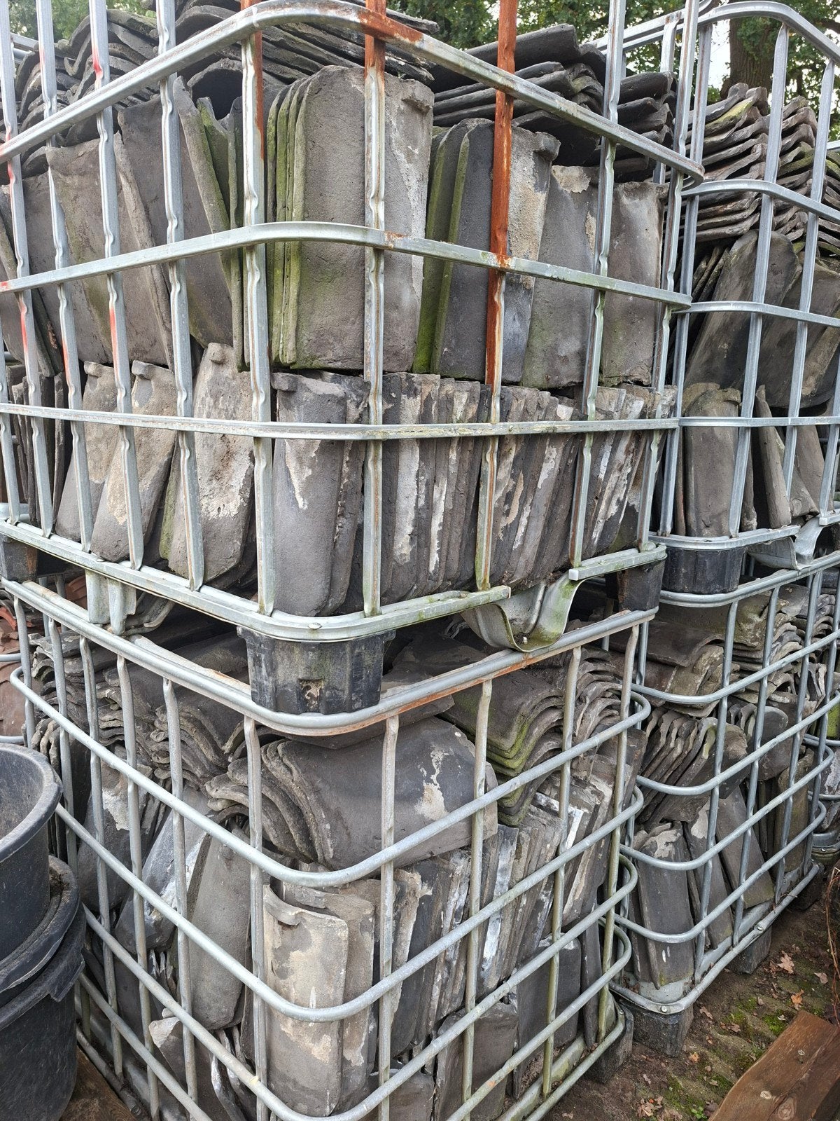 Oude blauwe handvorm dakpannen 2500 stuks  - Gebruikt, Ophalen, Gebruikt, Steen of Klei, Blauw