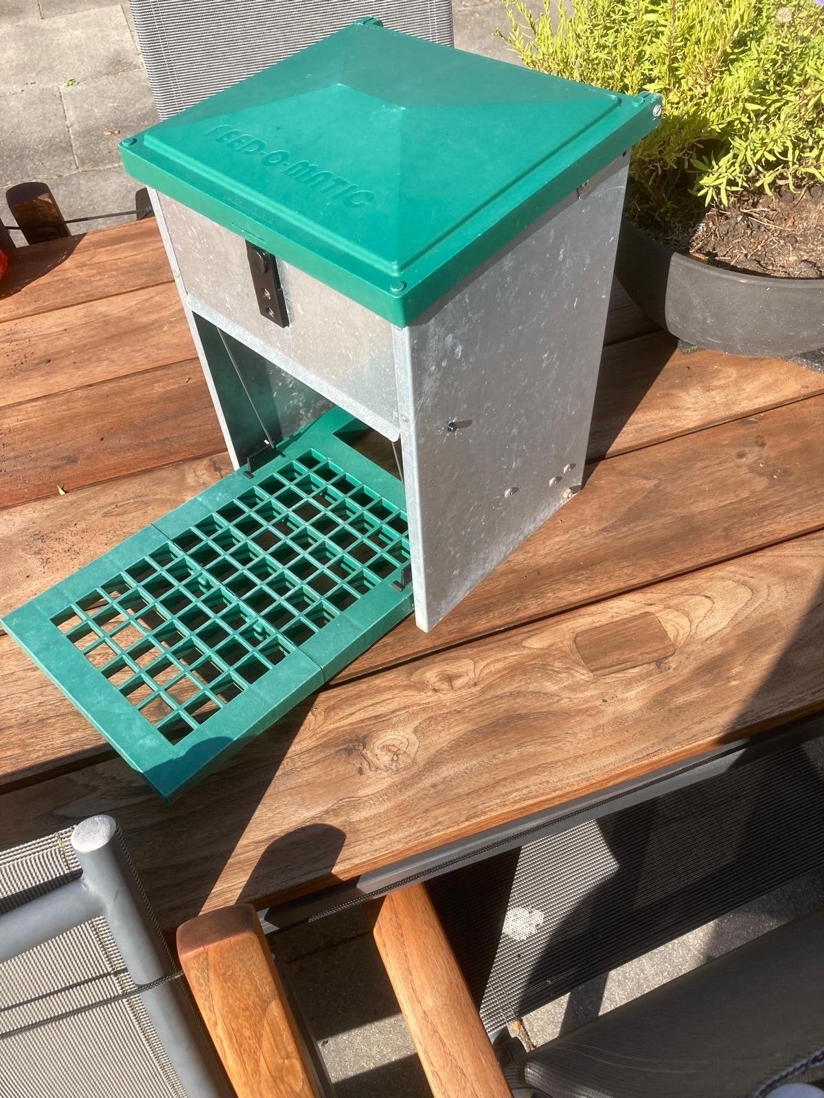 Feed-o-matic trapbak kippenvoer – gebruikt, werkt prima, Ophalen