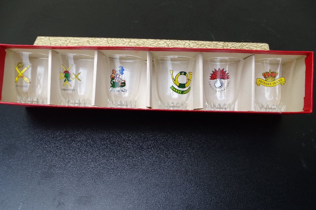 6 Borrelglaasjes, militaire emblemen, Ophalen of Verzenden, Zo goed als nieuw, Borrel- of Shotglas