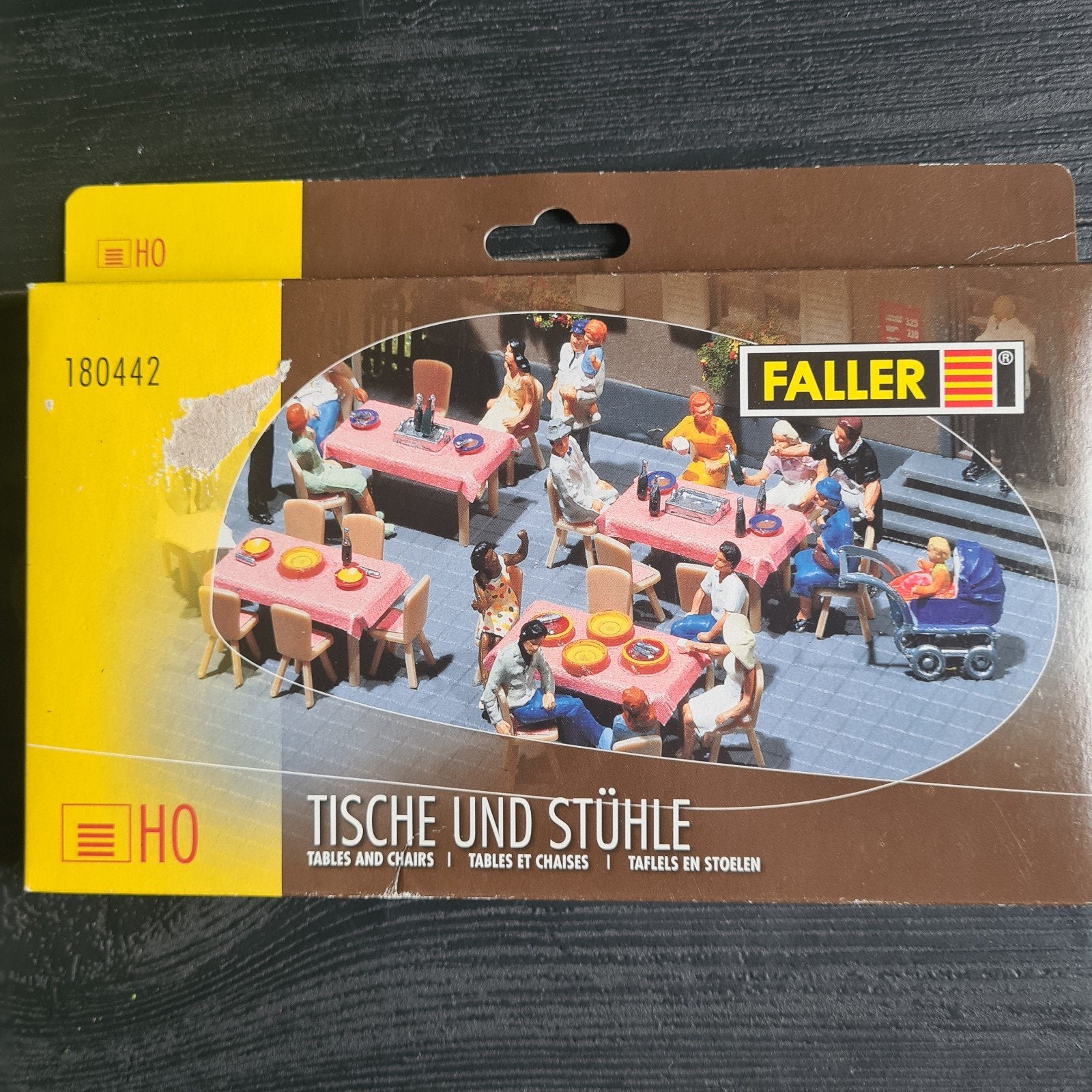 Modelbouw HO: 4 Tafels en 24 Stoelen (Faller), Ophalen of Verzenden, Nieuw, Overige merken