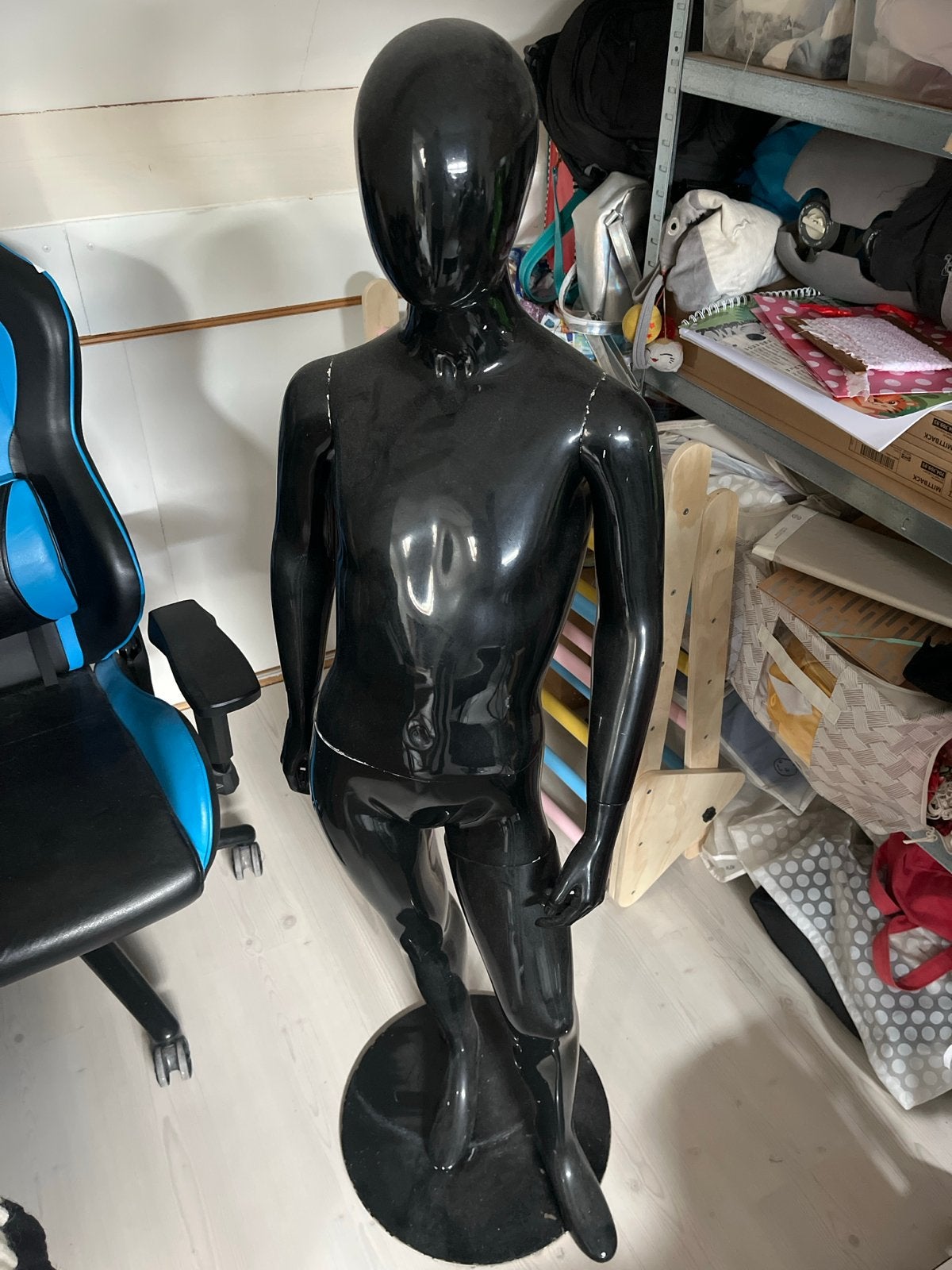 Zwart glanzend pas/etalagepop kind, Ophalen