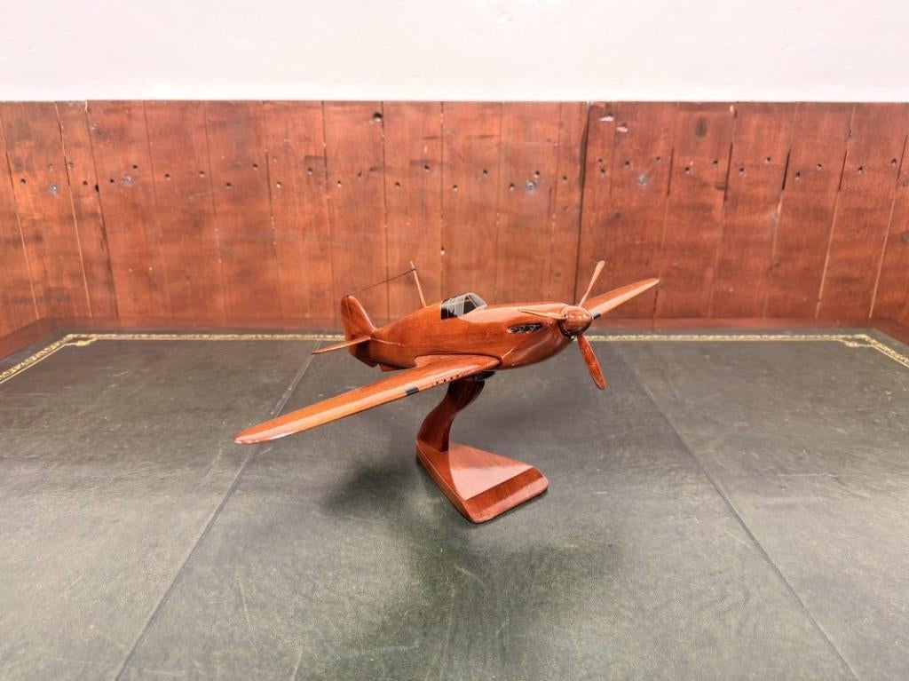 Engelse Mahoniehouten Hawker Hurricane Modelvliegtuig, Ophalen