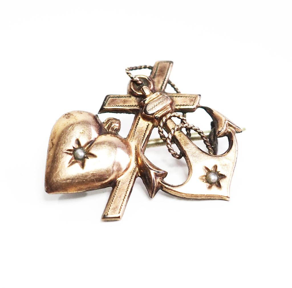 Vergulde broche Hoop Geloof Liefde, Ophalen of Verzenden, Overige materialen, Broche, Verguld