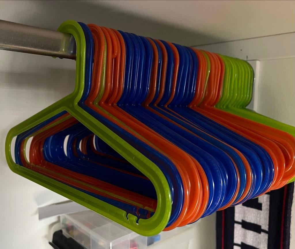 IKEA BAGIS Kinderkledinghangers - Diverse kleuren, Kleding | Dames, Kledinghangers, Ophalen of Verzenden, Zo goed als nieuw, Kunststof