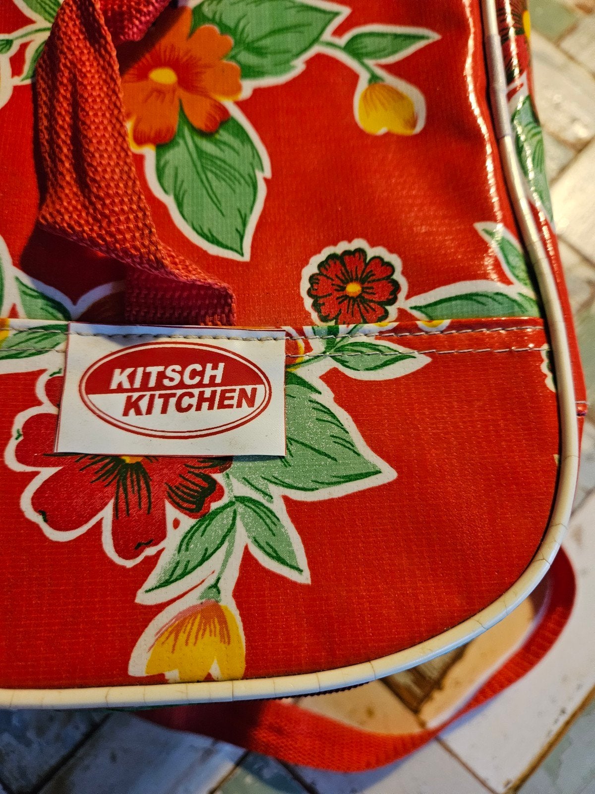 Kitsch Kitchen toilettas of koeltas - Rood met bloemenprint, Ophalen of Verzenden, Gebruikt, Rood, Overige typen