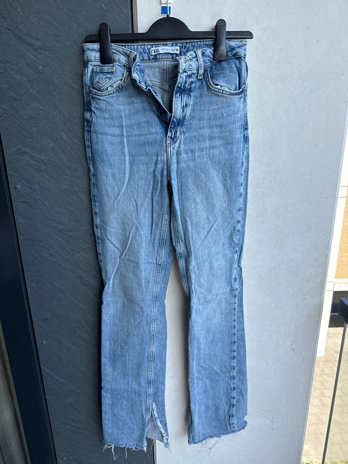 Zara jeans met split en gerafelde zoom - maat 34, Ophalen of Verzenden, Zo goed als nieuw, Blauw, W27 (confectie 34) of kleiner