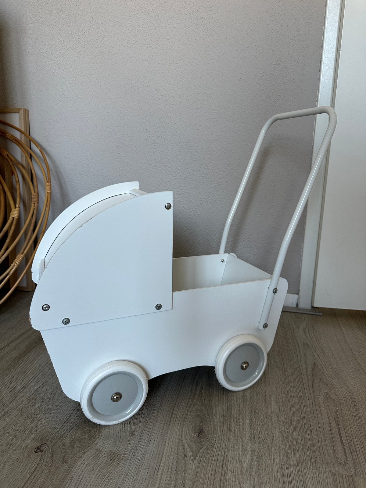 Witte houten poppenwagen van Petite Amelie (vaste prijs), Kinderen en Baby's, Speelgoed | Houten speelgoed, Ophalen, Zo goed als nieuw
