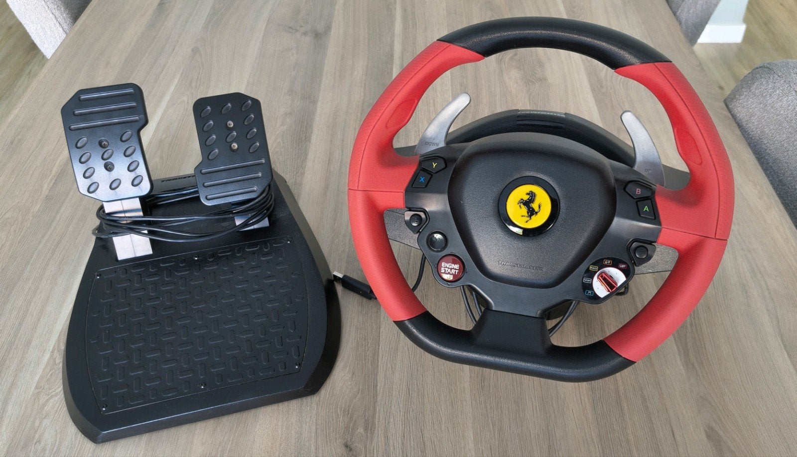 Thrustmaster Ferrari stuur met pedalen voor Xbox, Spelcomputers en Games, Spelcomputers | Xbox | Accessoires, Ophalen of Verzenden