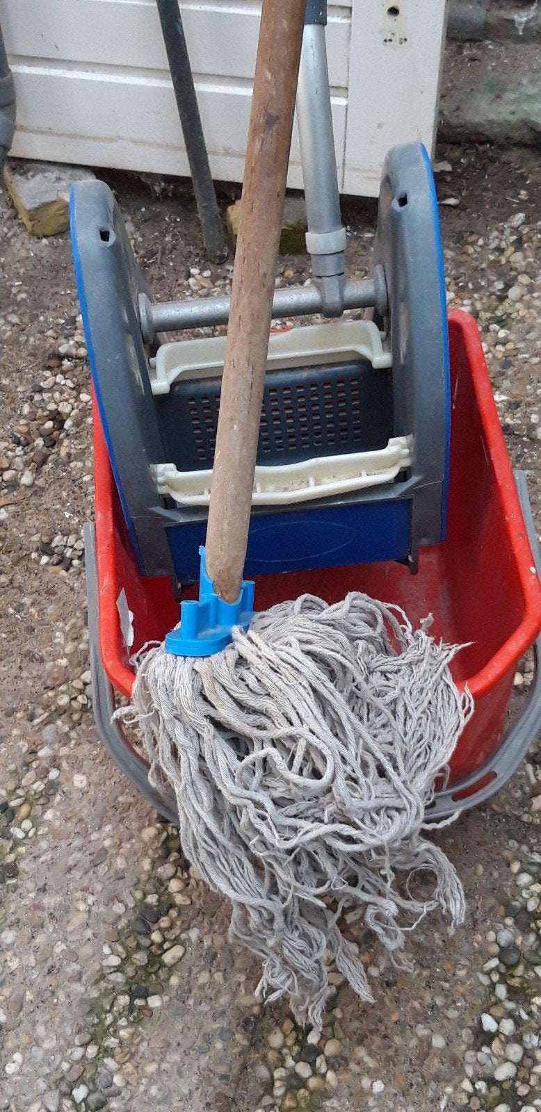 schoonmaak mop+emmer+uit wringer. mop+wringer+emmer, Ophalen, Dweilemmer, -bak, of -wagen