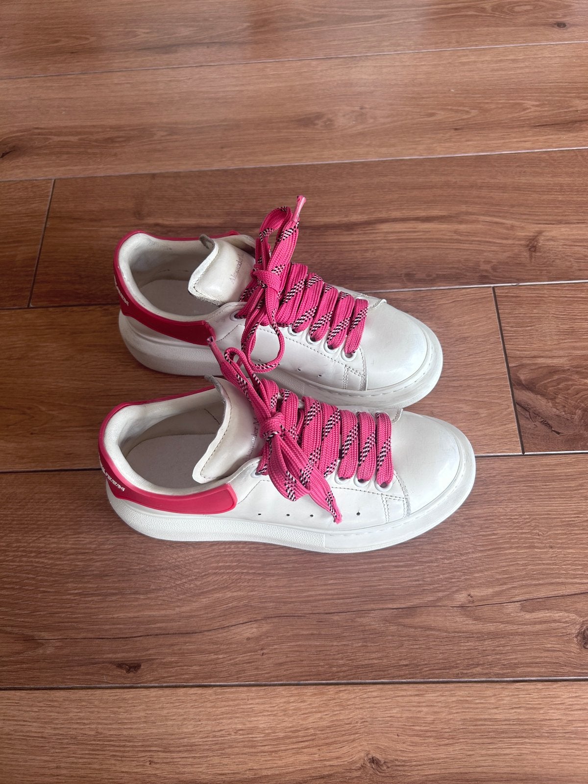 Alexander mcqueen maat 36 pink wit rubberized, Ophalen of Verzenden, Zo goed als nieuw, Meisje, Schoenen