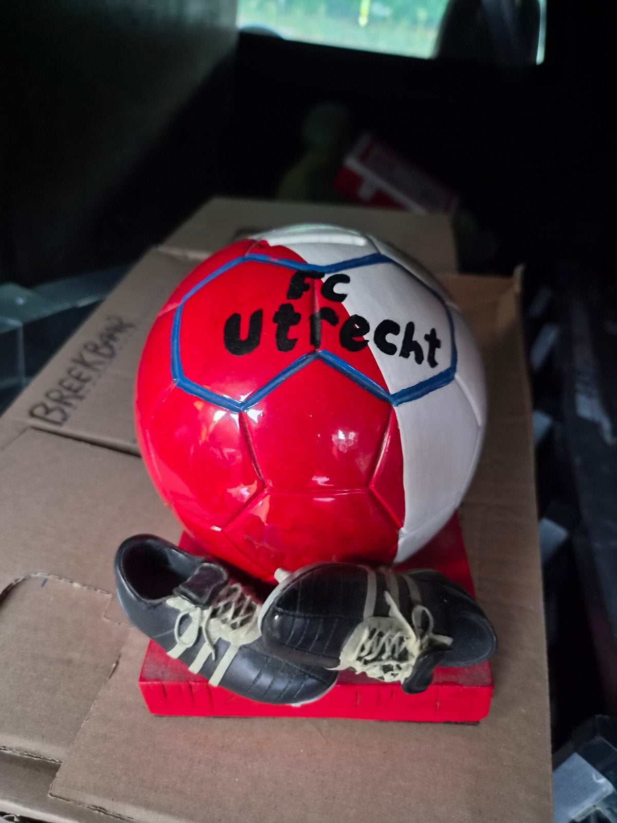 FC Utrecht spaarpot voetbal met voetbalschoenen, Ophalen of Verzenden, Gebruikt, Meerkleurig, Steen/keramiek