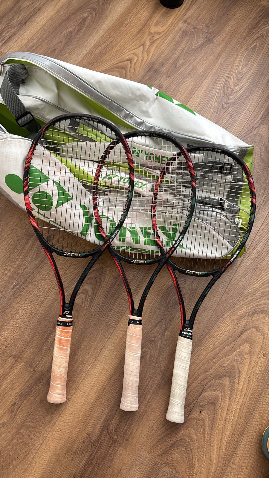 Yonex Vcore Duel G Tennisrackets (3 stuks) incl tas, Sport en Fitness, Overige merken, Gebruikt, L4, Ophalen of Verzenden